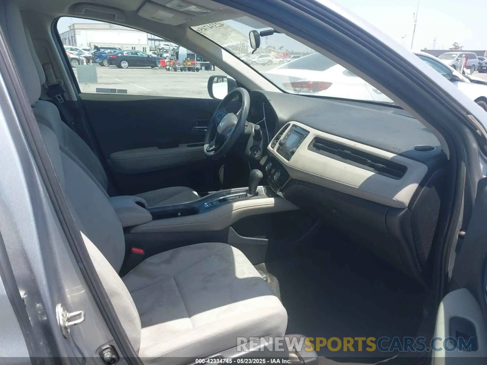 5 Photograph of a damaged car 3CZRU5H37LM703999 HONDA HR-V 2020