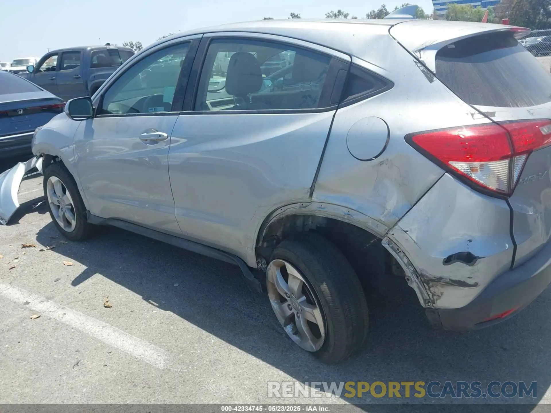 6 Photograph of a damaged car 3CZRU5H37LM703999 HONDA HR-V 2020
