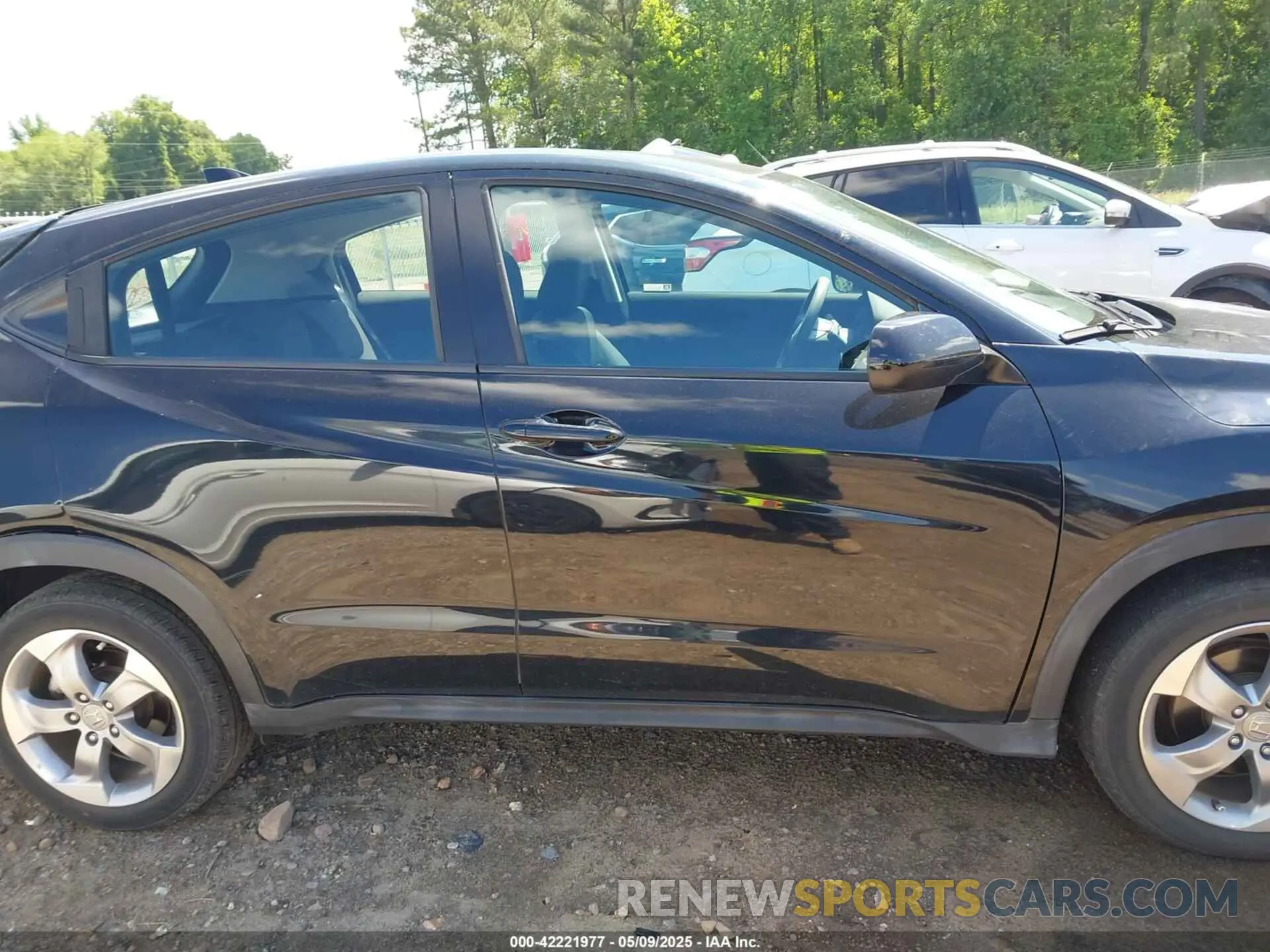 13 Photograph of a damaged car 3CZRU5H39LM711067 HONDA HR-V 2020