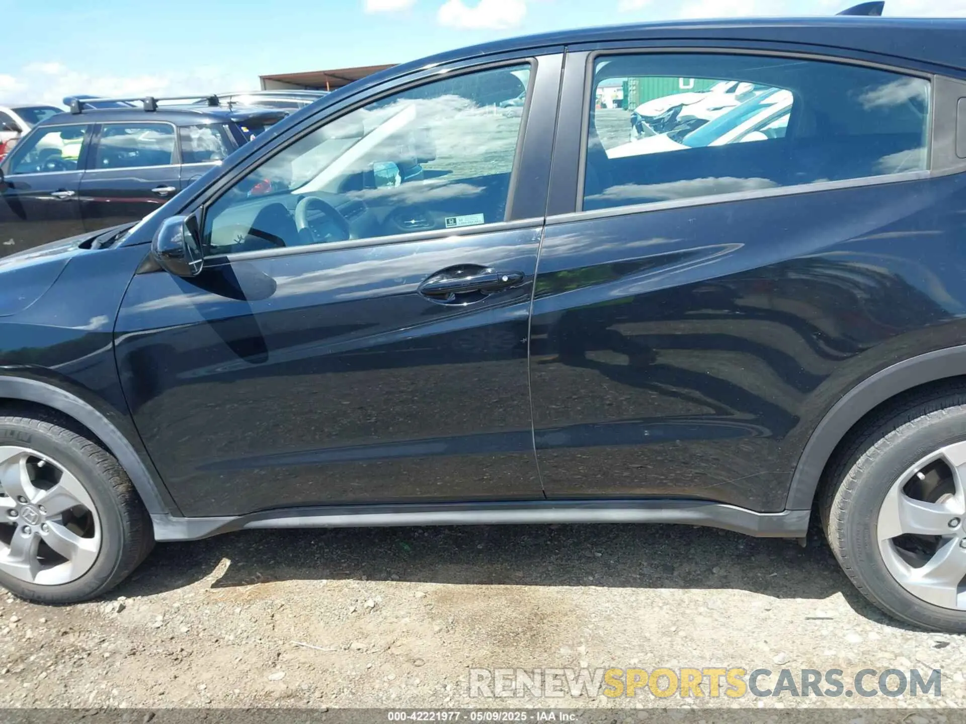 14 Photograph of a damaged car 3CZRU5H39LM711067 HONDA HR-V 2020