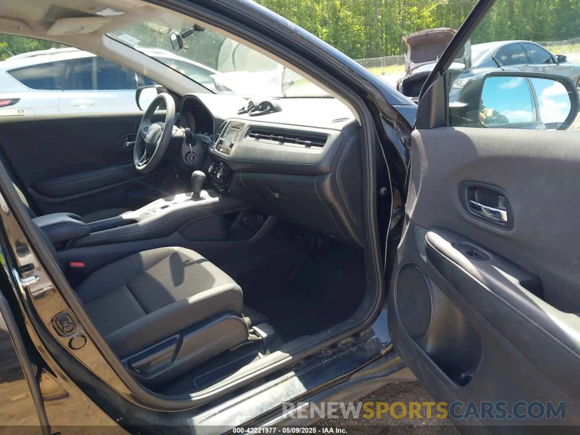 5 Photograph of a damaged car 3CZRU5H39LM711067 HONDA HR-V 2020