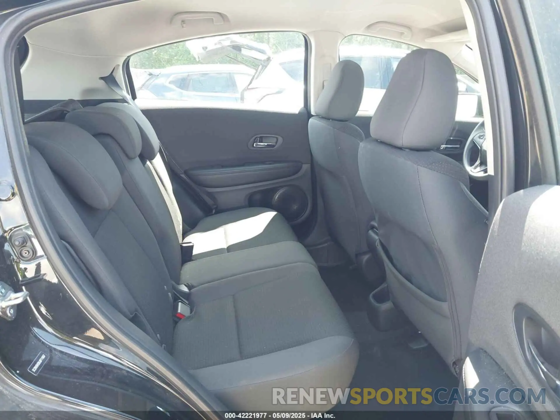 8 Photograph of a damaged car 3CZRU5H39LM711067 HONDA HR-V 2020