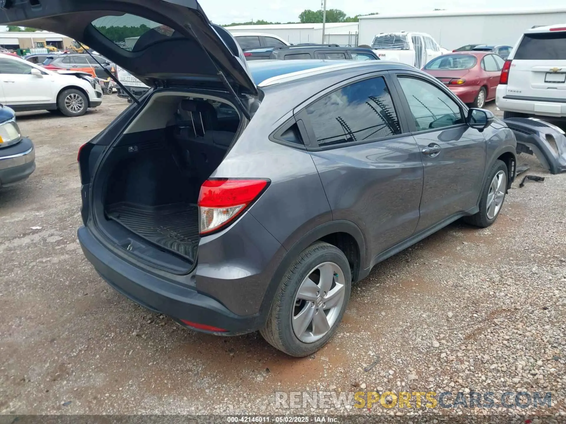 4 Photograph of a damaged car 3CZRU5H51LM703255 HONDA HR-V 2020