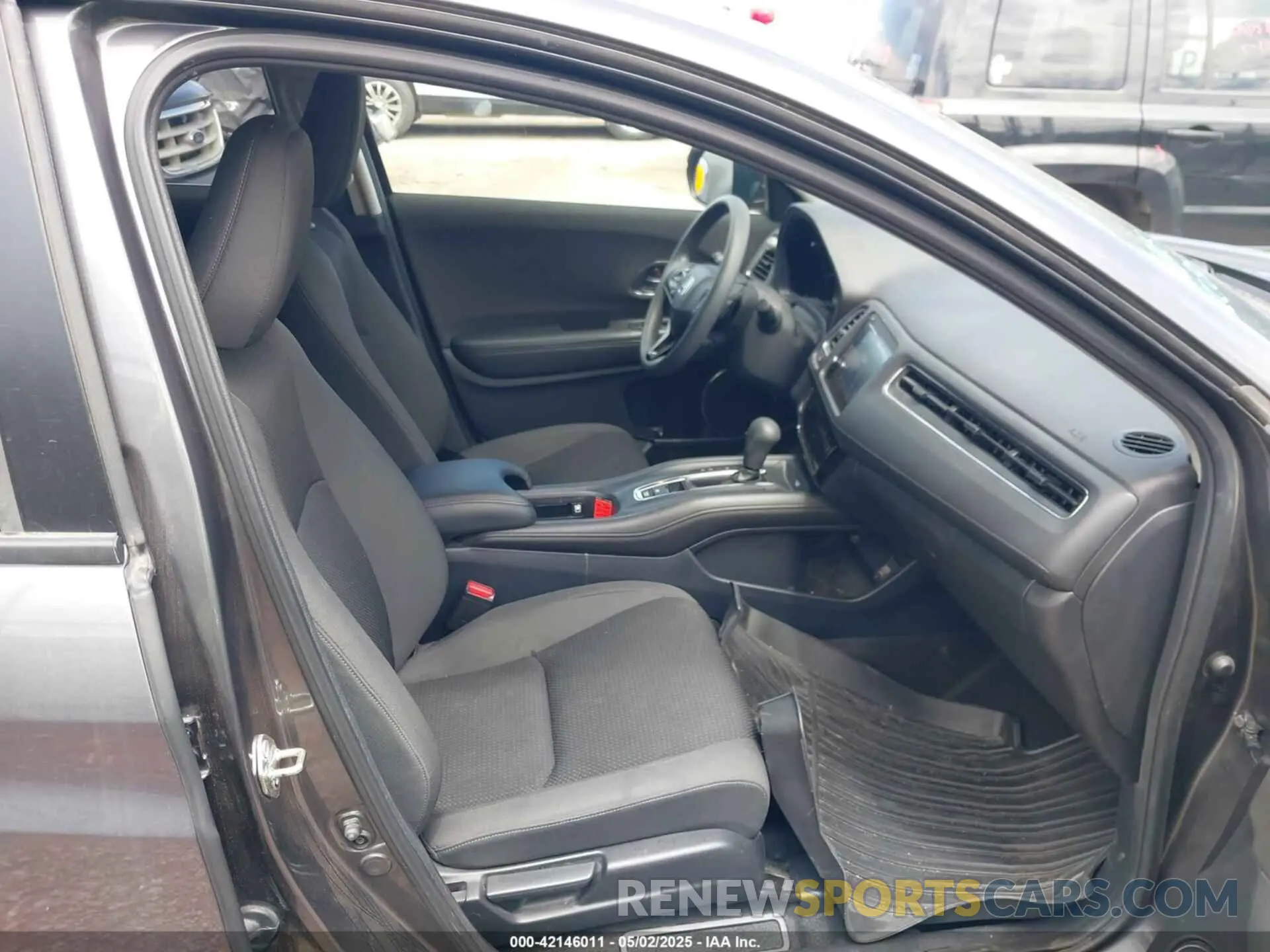 5 Photograph of a damaged car 3CZRU5H51LM703255 HONDA HR-V 2020