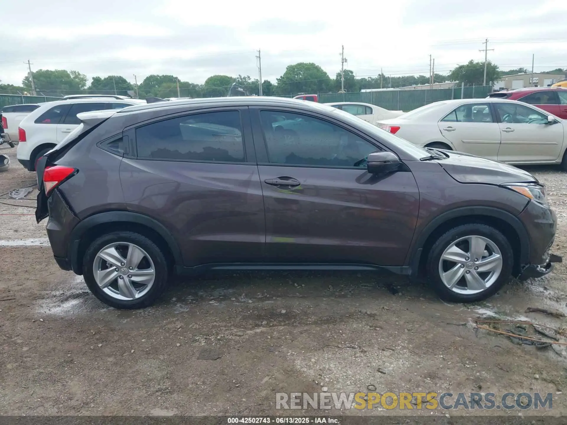13 Photograph of a damaged car 3CZRU5H52LM700932 HONDA HR-V 2020