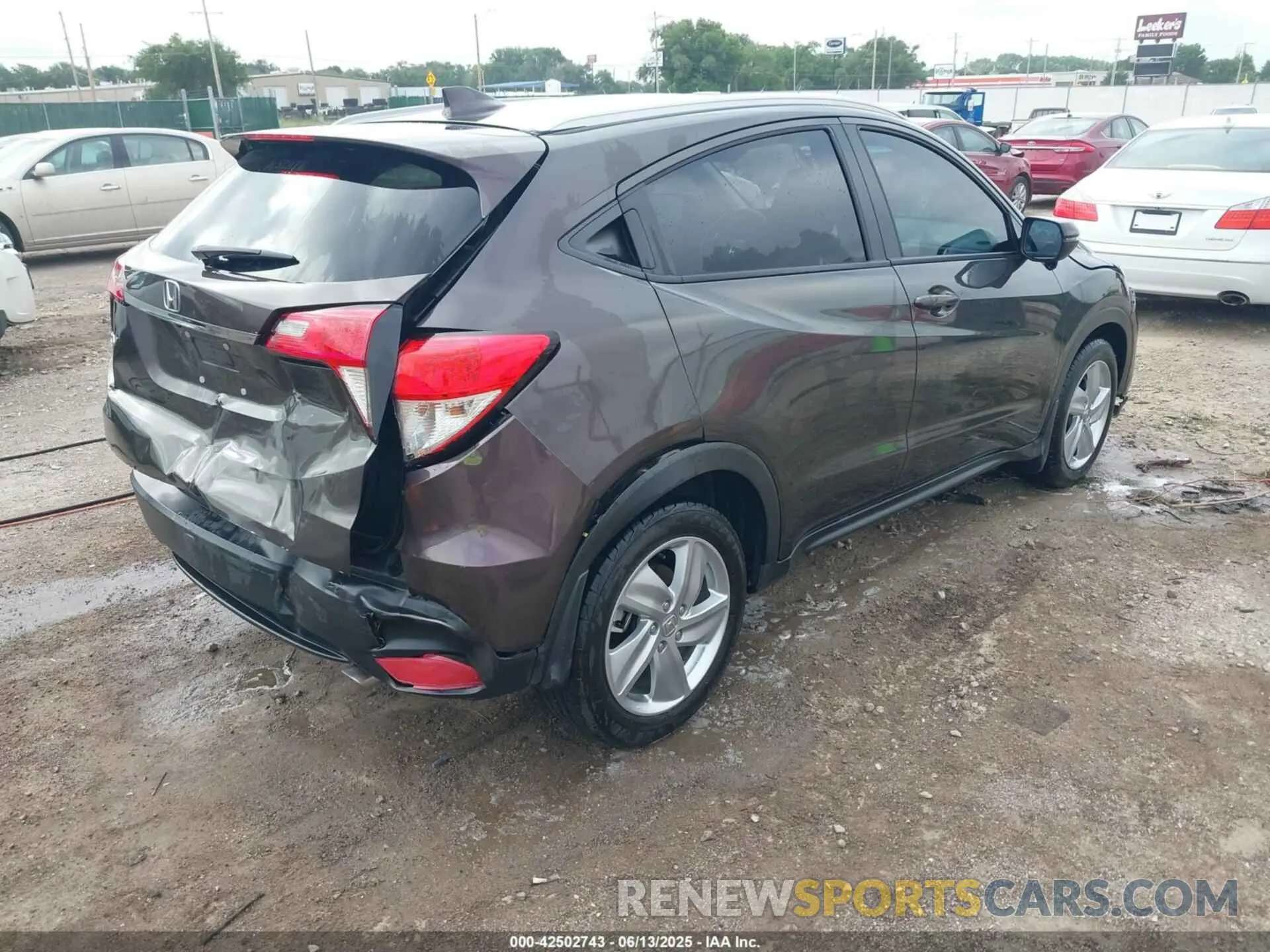 4 Photograph of a damaged car 3CZRU5H52LM700932 HONDA HR-V 2020