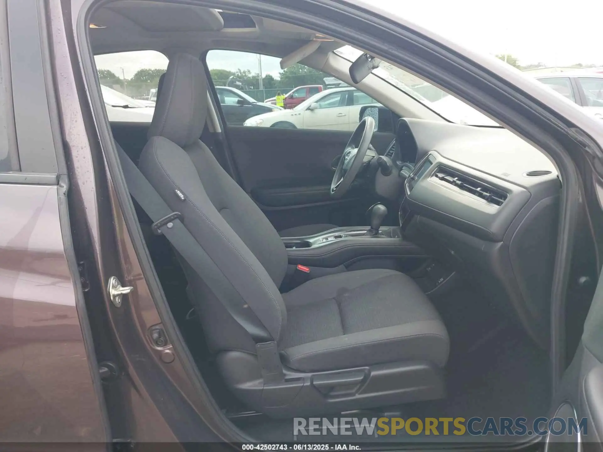 5 Photograph of a damaged car 3CZRU5H52LM700932 HONDA HR-V 2020