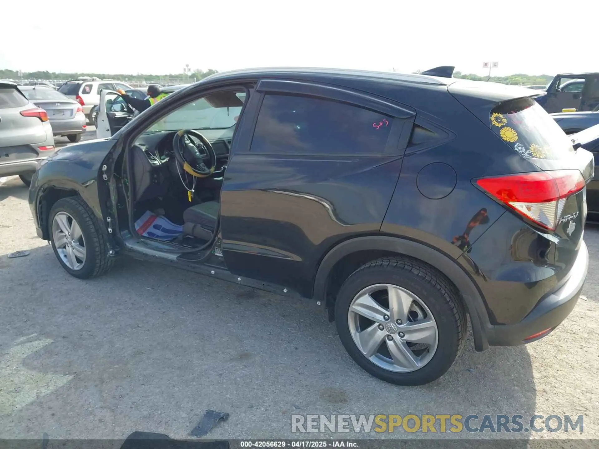 3 Photograph of a damaged car 3CZRU5H52LM712370 HONDA HR-V 2020