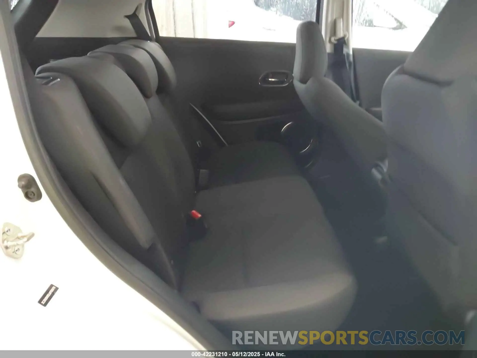 8 Photograph of a damaged car 3CZRU5H55LM709978 HONDA HR-V 2020