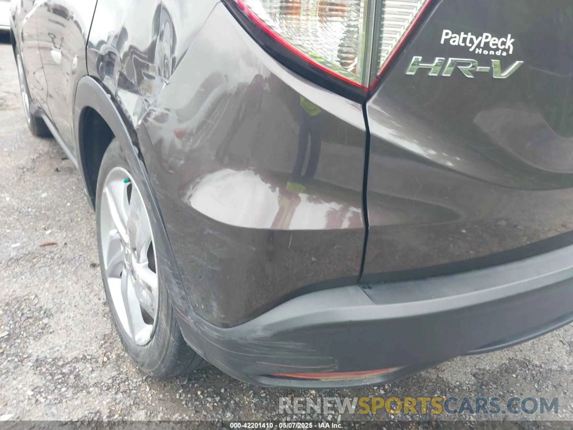 17 Photograph of a damaged car 3CZRU5H56LM718365 HONDA HR-V 2020