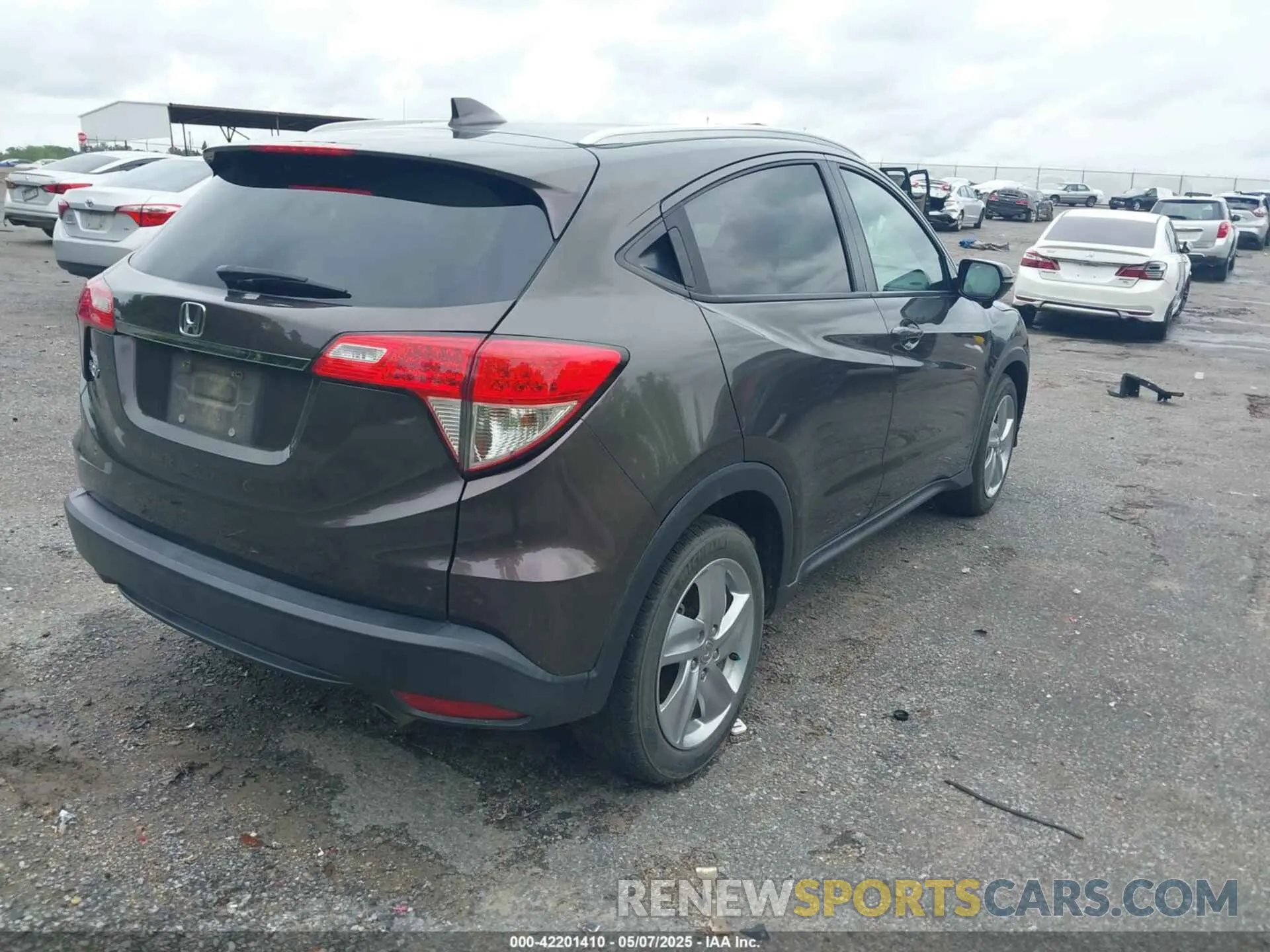4 Photograph of a damaged car 3CZRU5H56LM718365 HONDA HR-V 2020