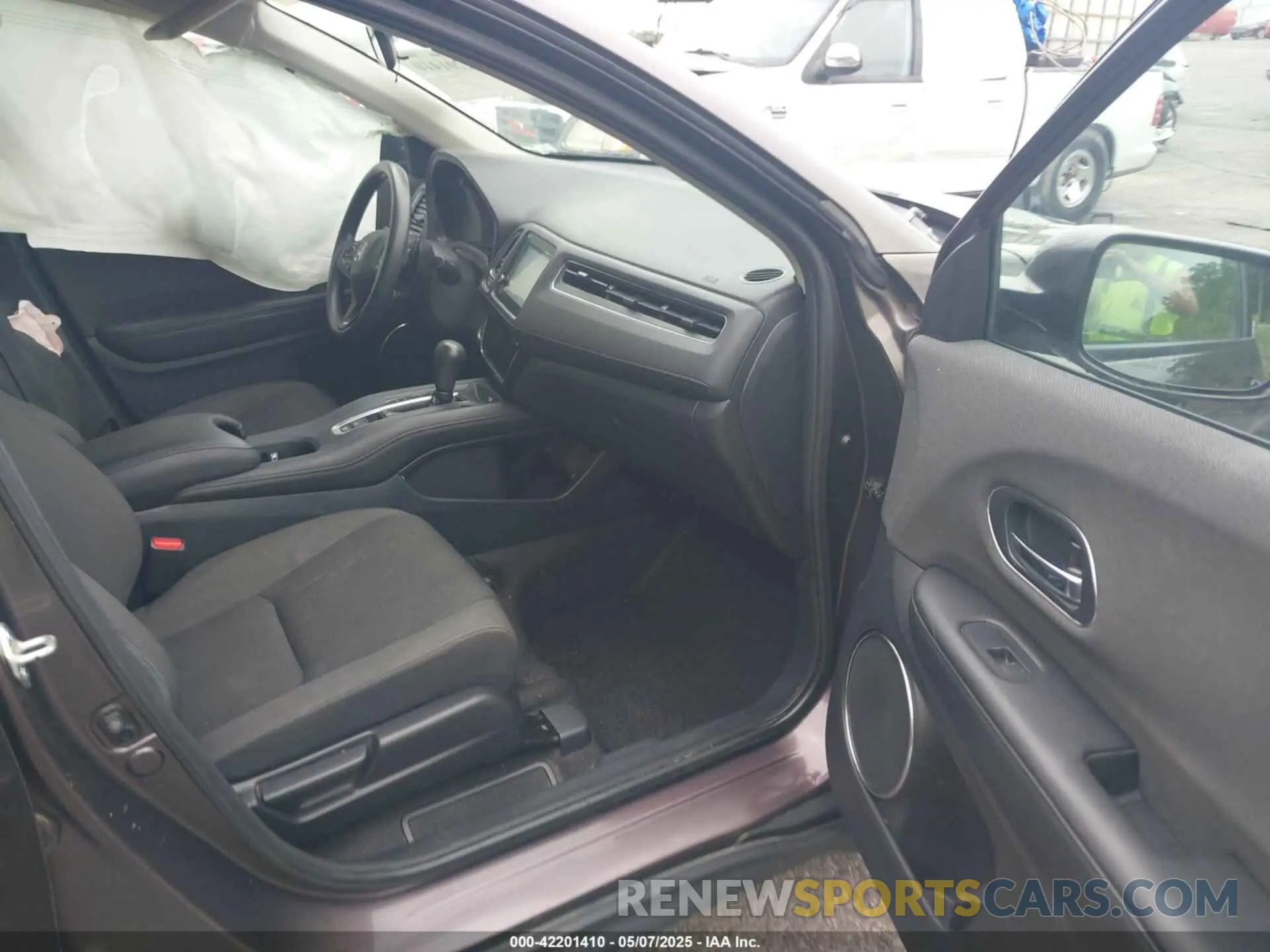 5 Photograph of a damaged car 3CZRU5H56LM718365 HONDA HR-V 2020