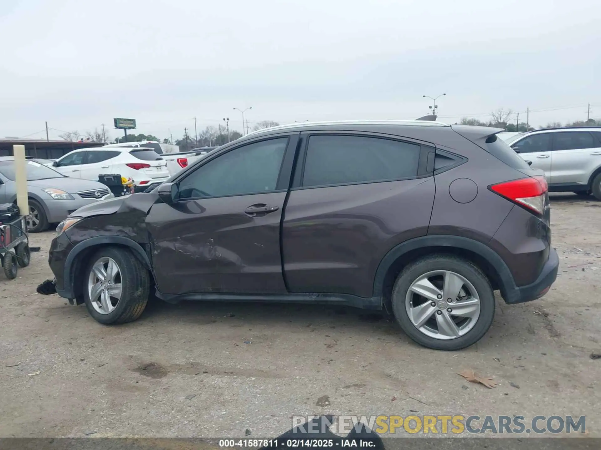 13 Photograph of a damaged car 3CZRU5H57LM701722 HONDA HR-V 2020