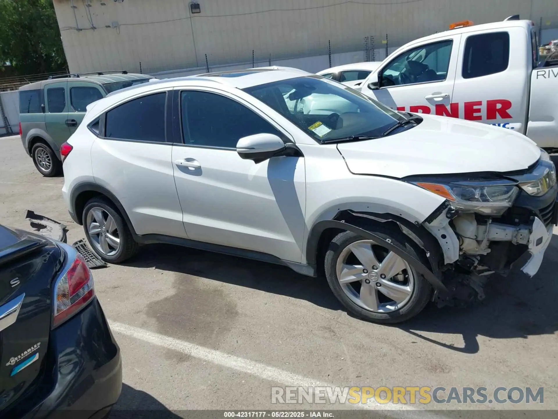 14 Photograph of a damaged car 3CZRU5H57LM718200 HONDA HR-V 2020