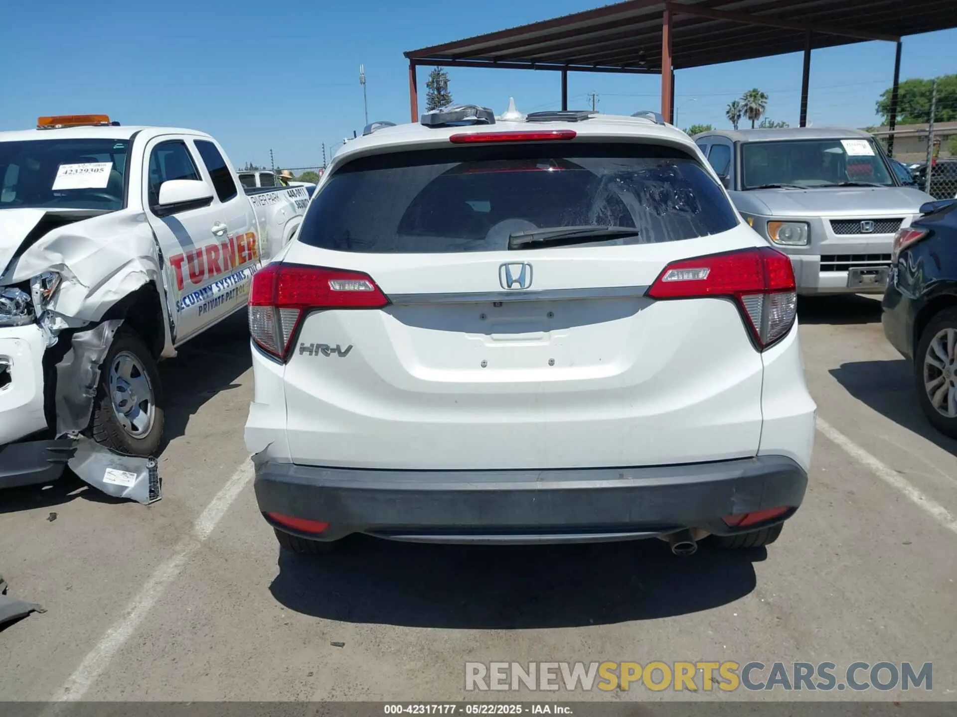 17 Photograph of a damaged car 3CZRU5H57LM718200 HONDA HR-V 2020