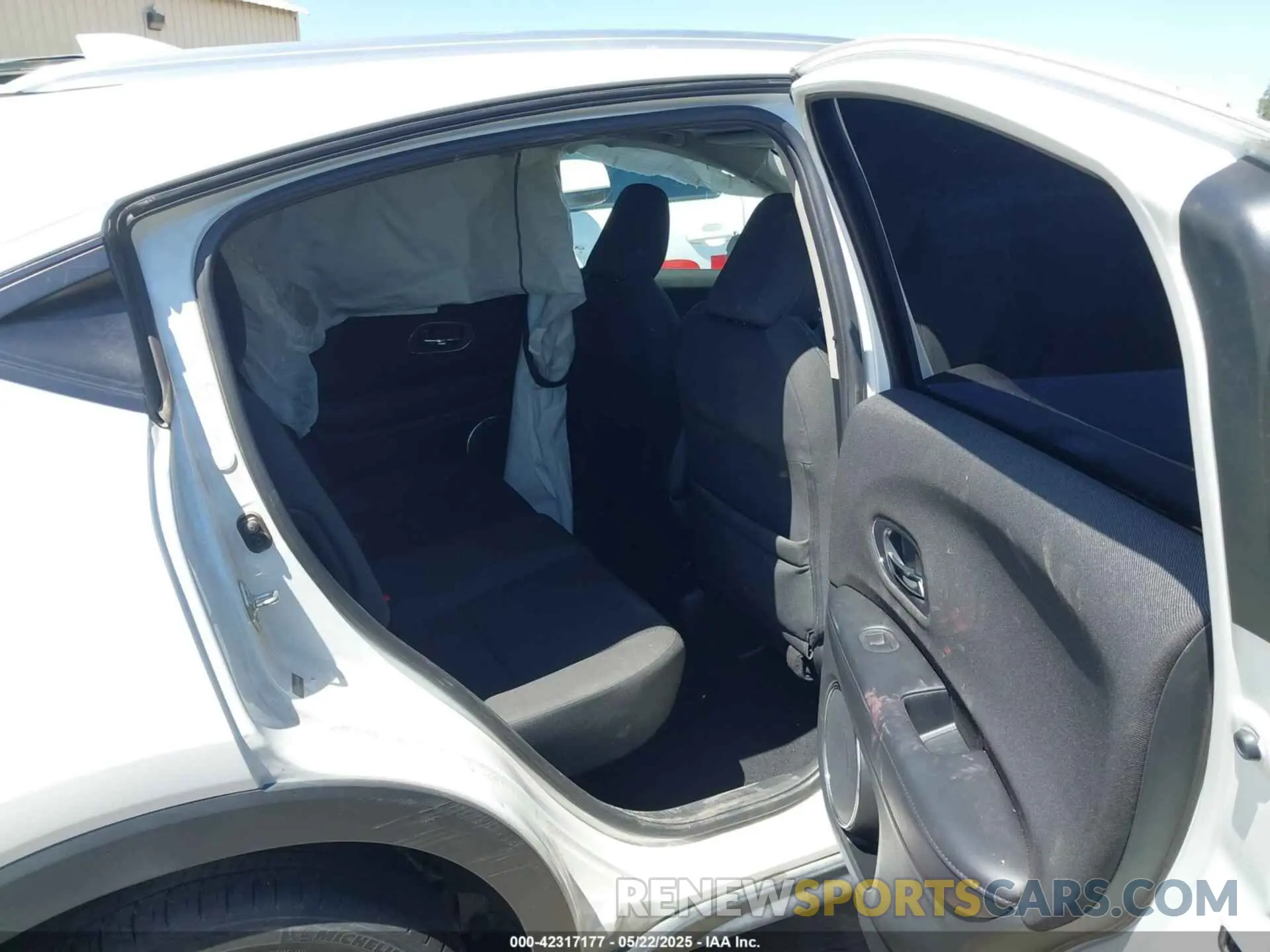 8 Photograph of a damaged car 3CZRU5H57LM718200 HONDA HR-V 2020