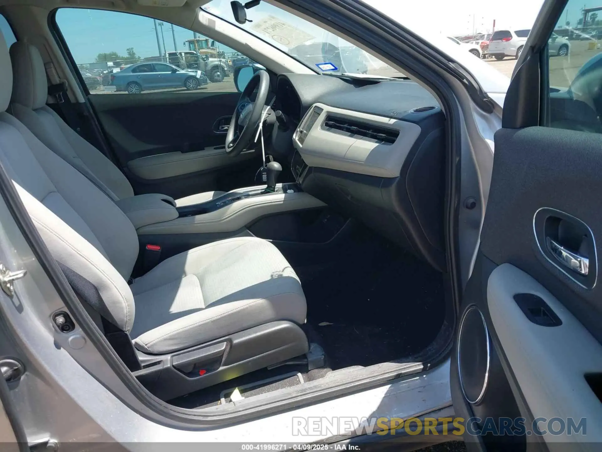 5 Photograph of a damaged car 3CZRU5H58LM702507 HONDA HR-V 2020