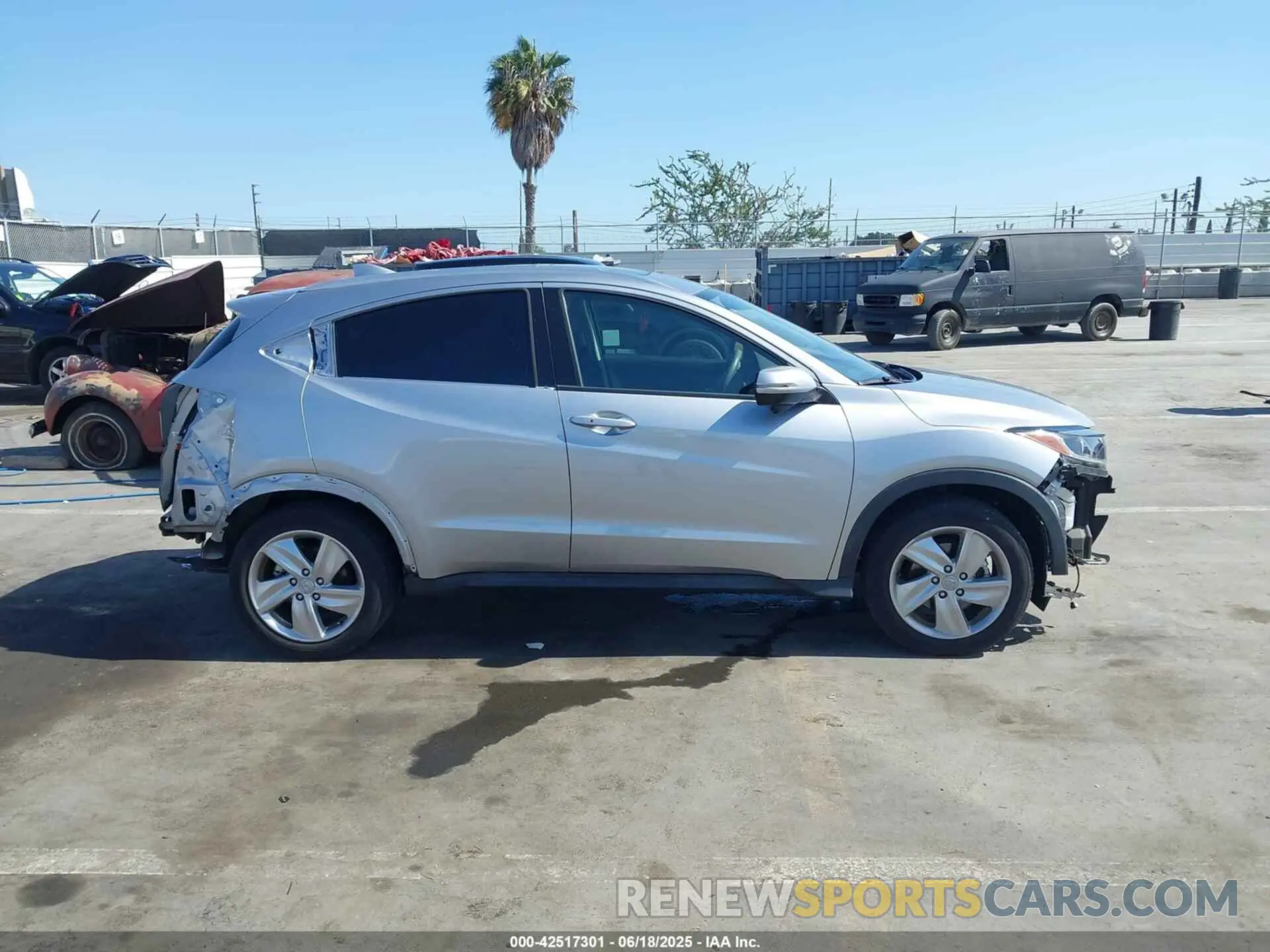 14 Photograph of a damaged car 3CZRU5H58LM709246 HONDA HR-V 2020