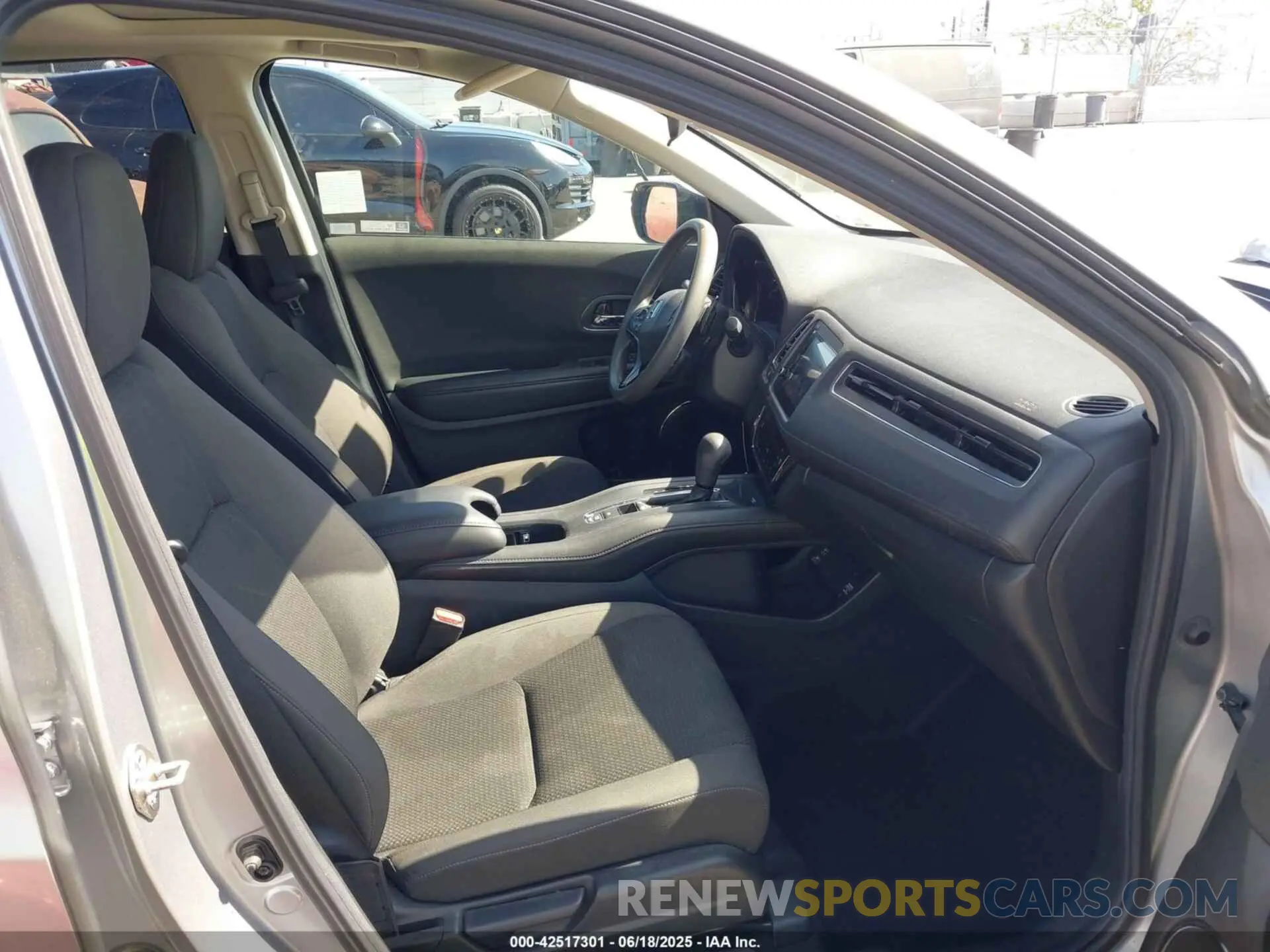 5 Photograph of a damaged car 3CZRU5H58LM709246 HONDA HR-V 2020