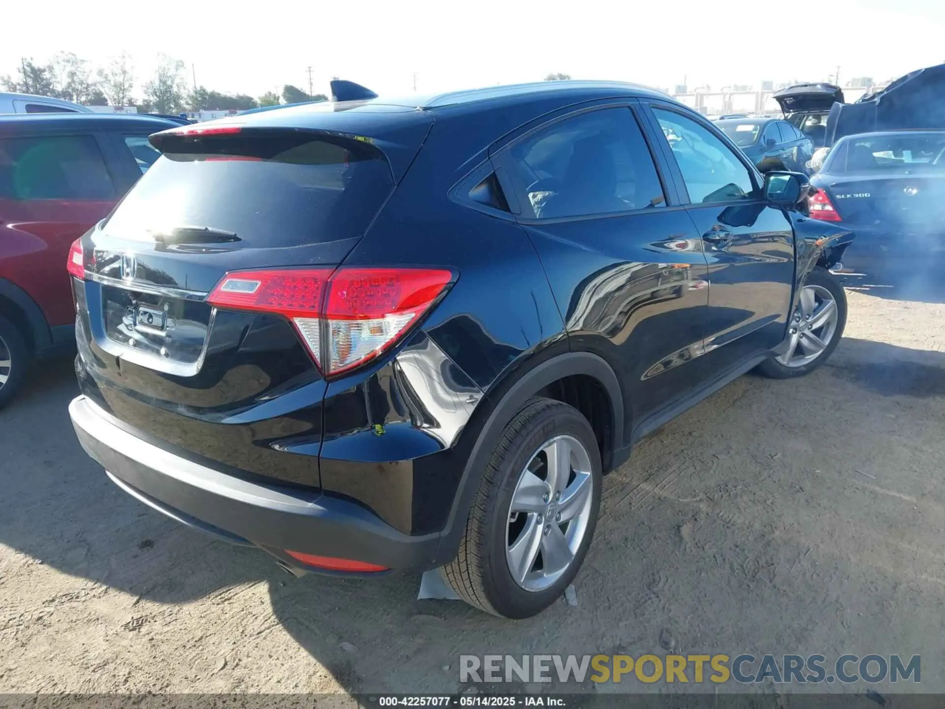 4 Photograph of a damaged car 3CZRU5H5XLM703870 HONDA HR-V 2020