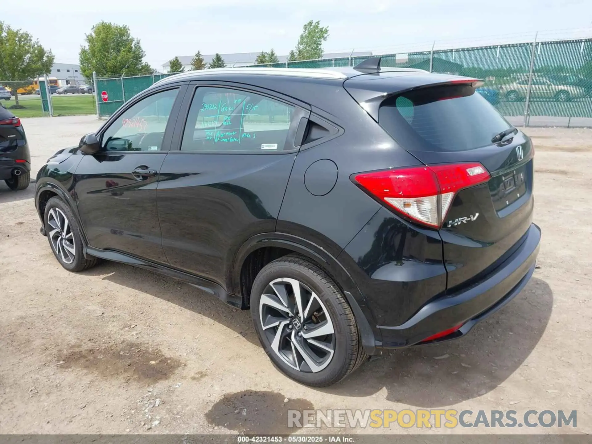 3 Photograph of a damaged car 3CZRU6H15LM712396 HONDA HR-V 2020