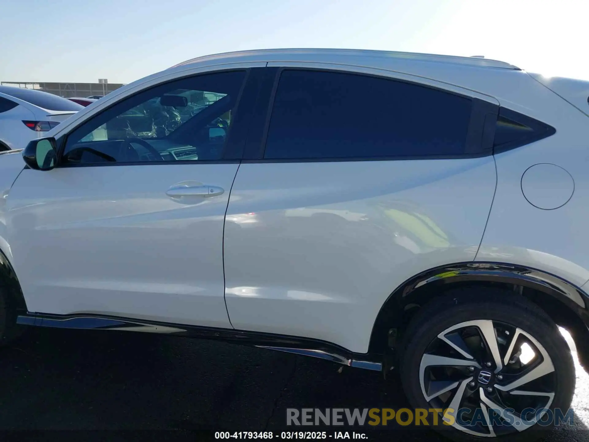 14 Photograph of a damaged car 3CZRU6H17LM706499 HONDA HR-V 2020