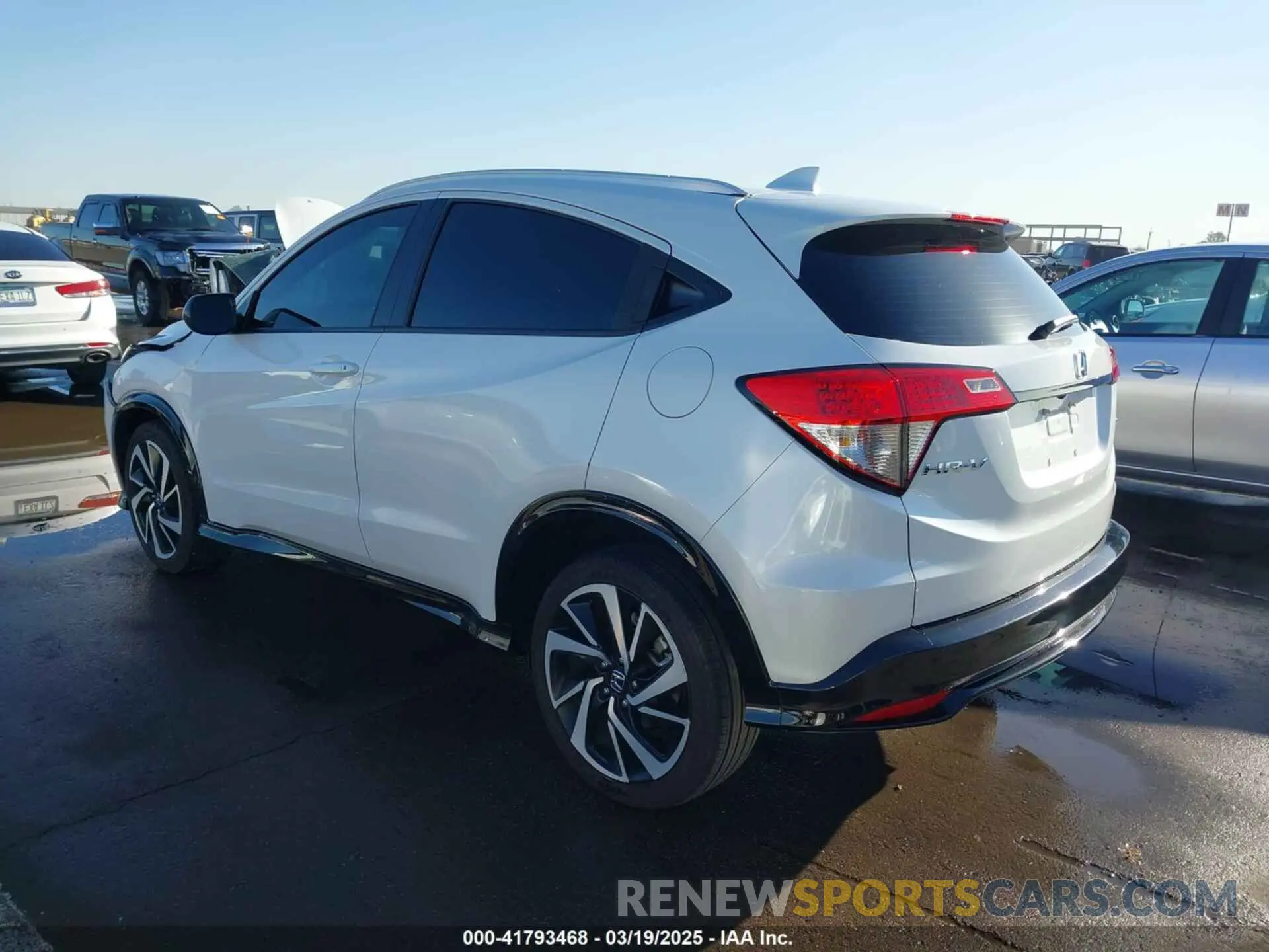 3 Photograph of a damaged car 3CZRU6H17LM706499 HONDA HR-V 2020