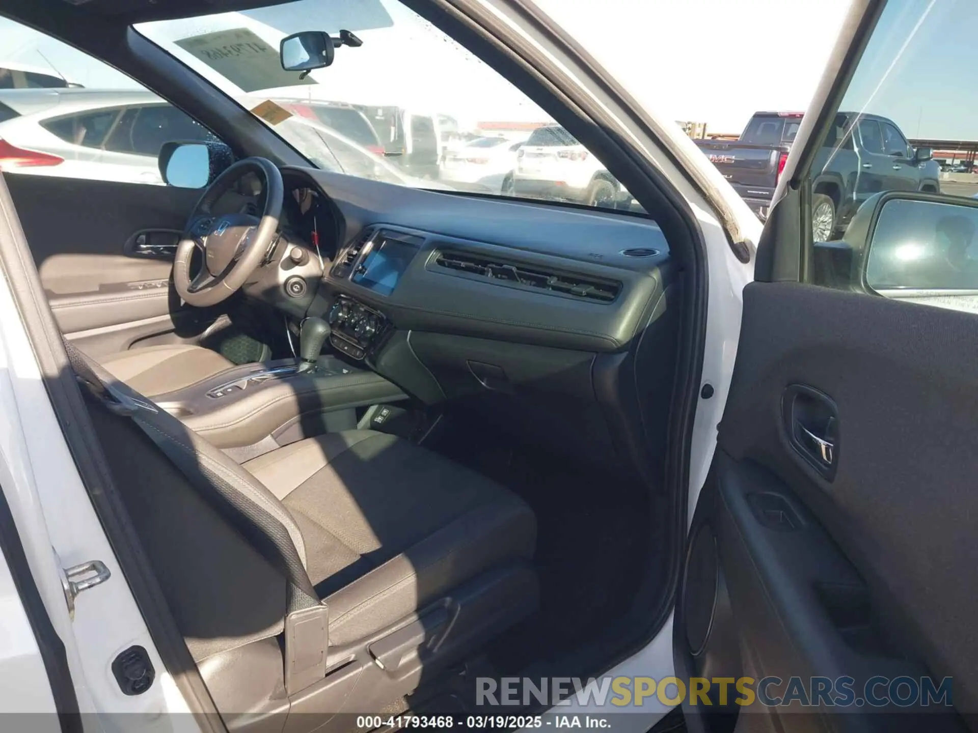 5 Photograph of a damaged car 3CZRU6H17LM706499 HONDA HR-V 2020