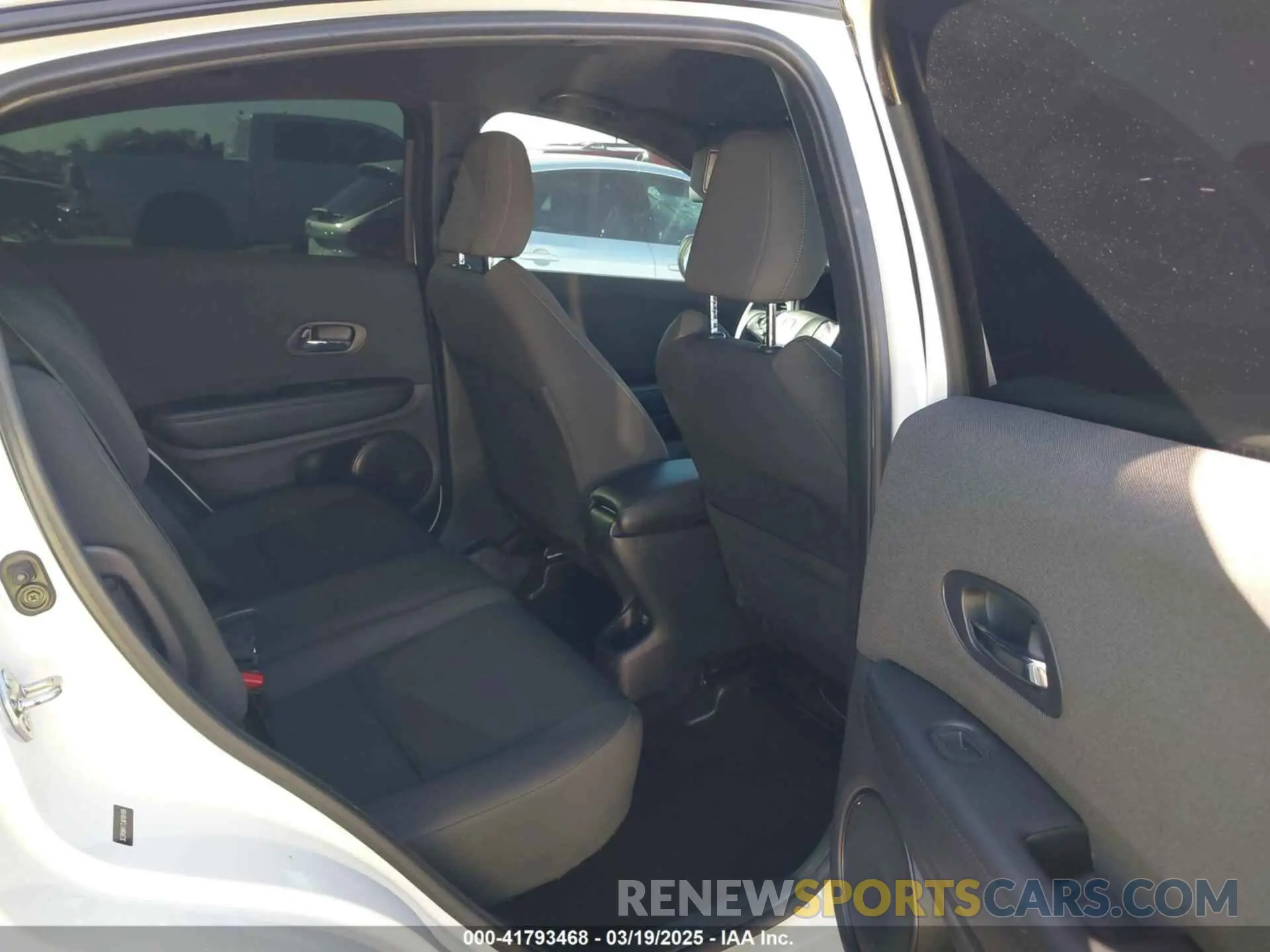 8 Photograph of a damaged car 3CZRU6H17LM706499 HONDA HR-V 2020