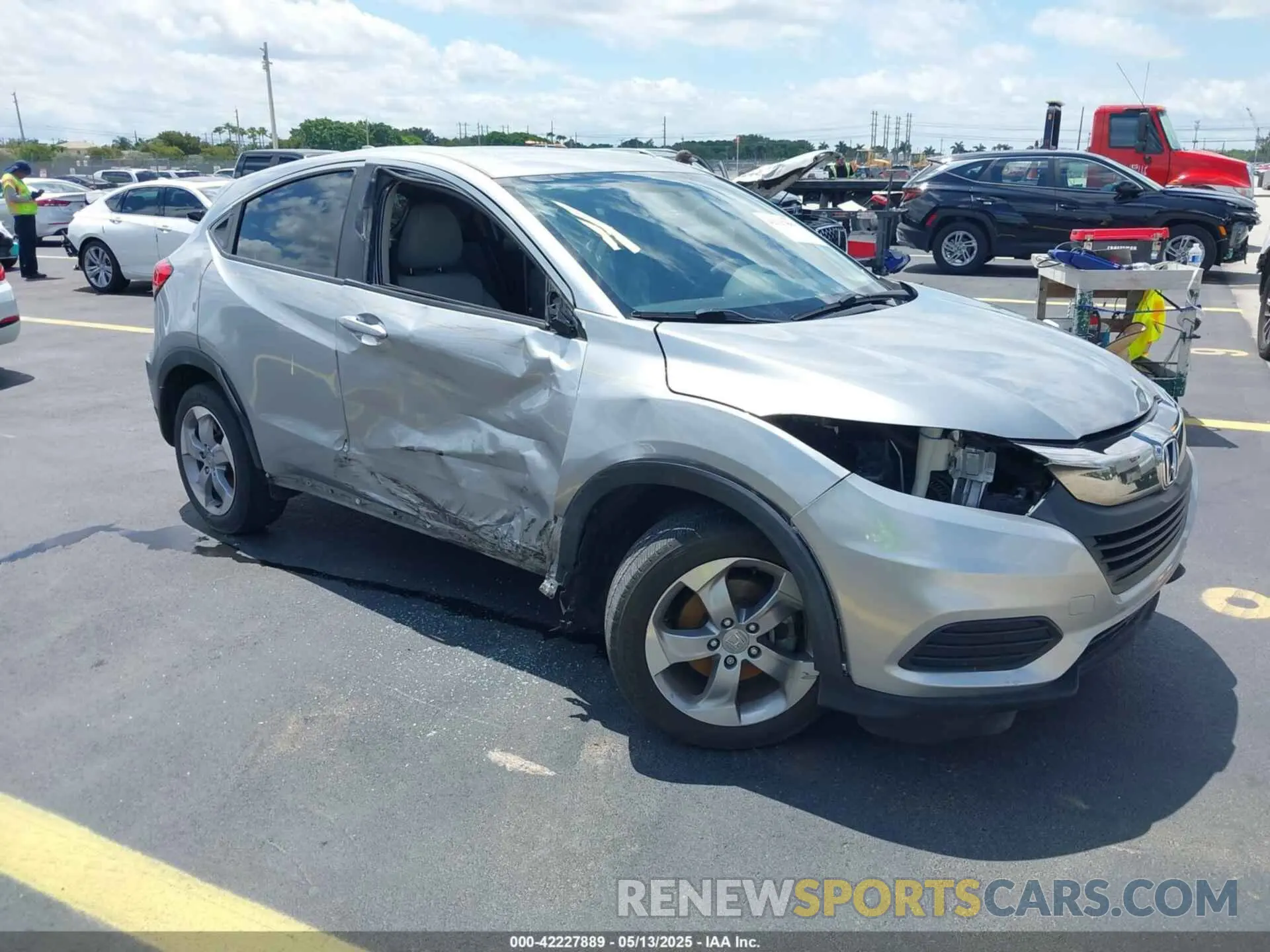 1 Photograph of a damaged car 3CZRU6H30LM722853 HONDA HR-V 2020