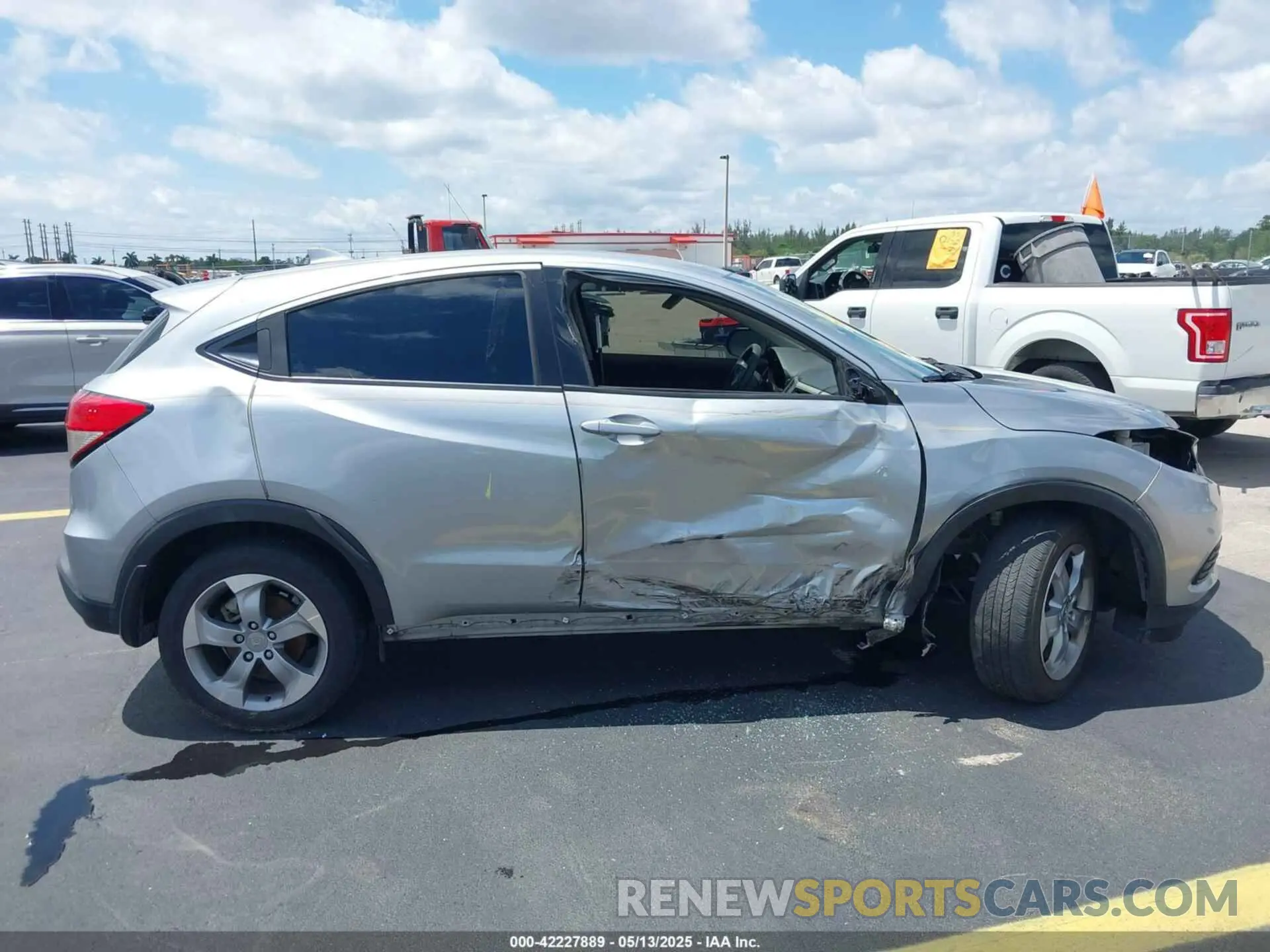 14 Photograph of a damaged car 3CZRU6H30LM722853 HONDA HR-V 2020