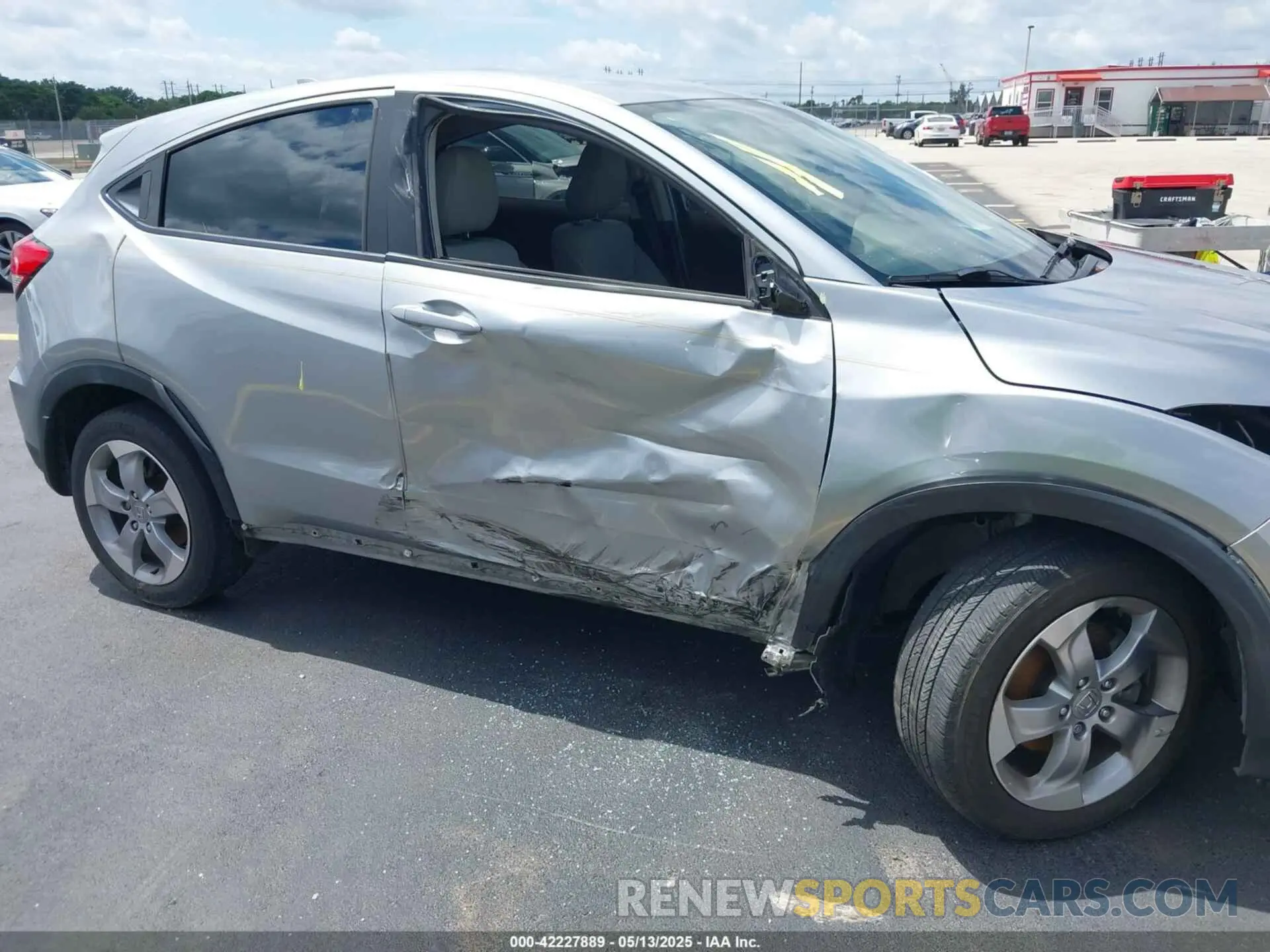 6 Photograph of a damaged car 3CZRU6H30LM722853 HONDA HR-V 2020