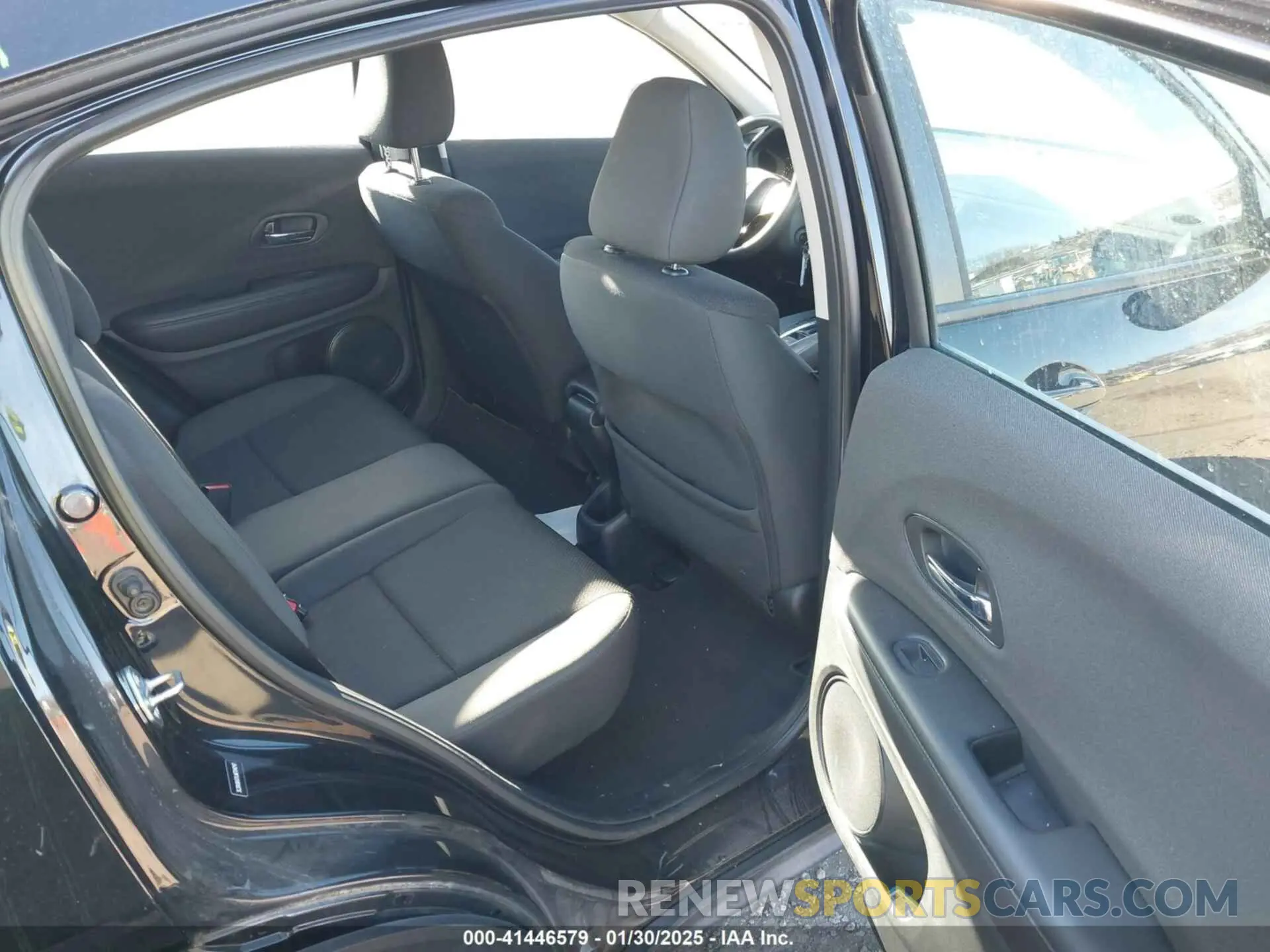 8 Photograph of a damaged car 3CZRU6H31LM704247 HONDA HR-V 2020