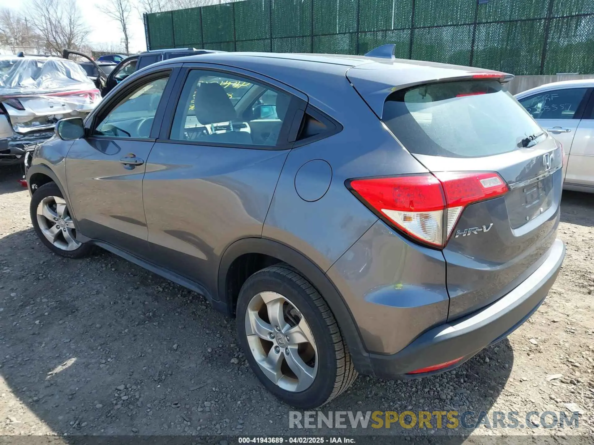 3 Photograph of a damaged car 3CZRU6H31LM712686 HONDA HR-V 2020