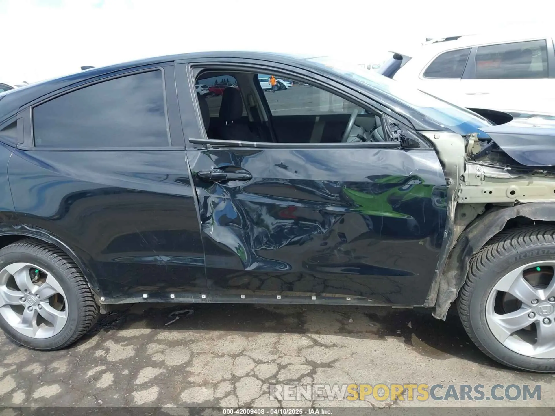 14 Photograph of a damaged car 3CZRU6H31LM719735 HONDA HR-V 2020