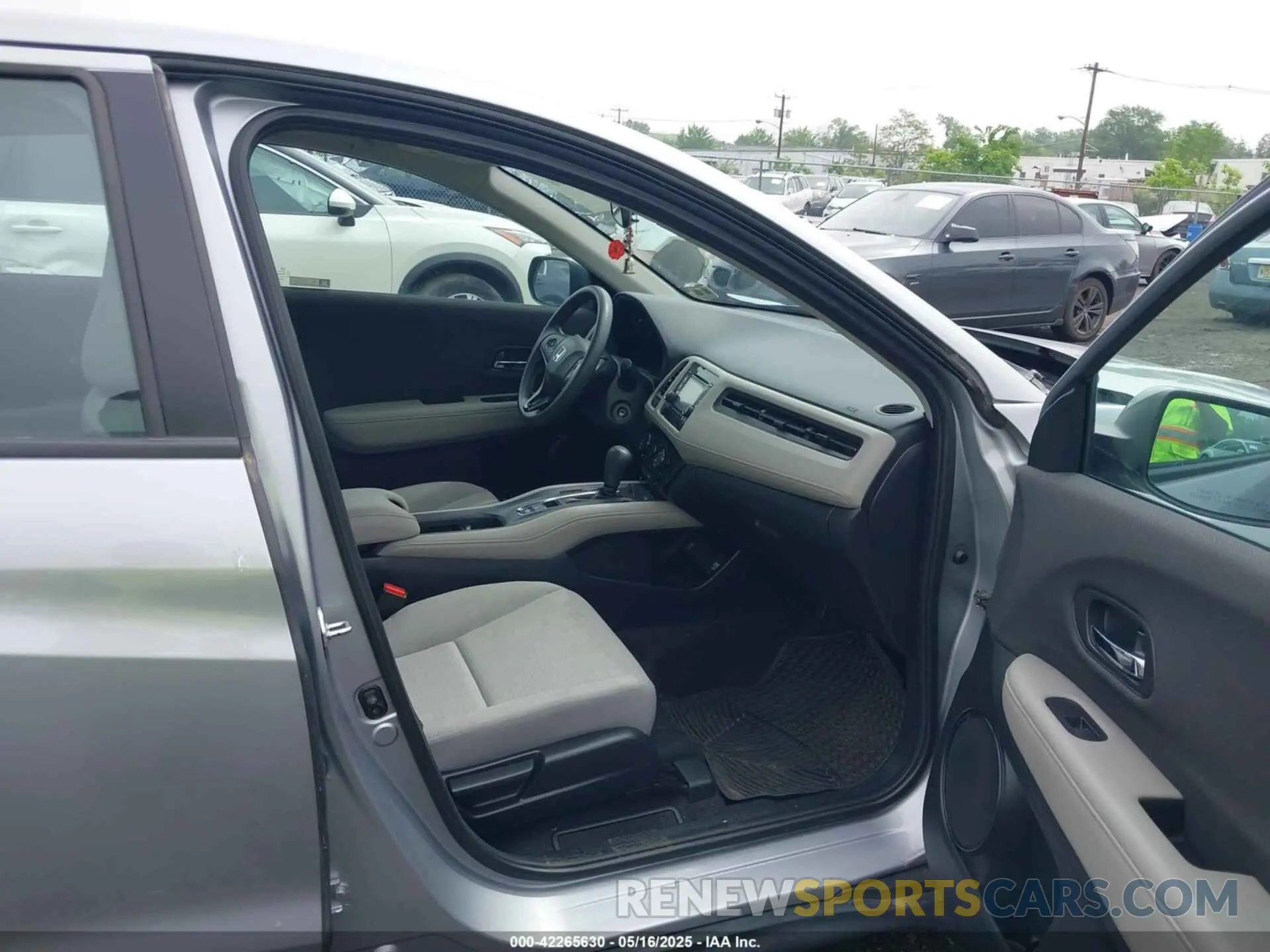 5 Photograph of a damaged car 3CZRU6H32LM725642 HONDA HR-V 2020