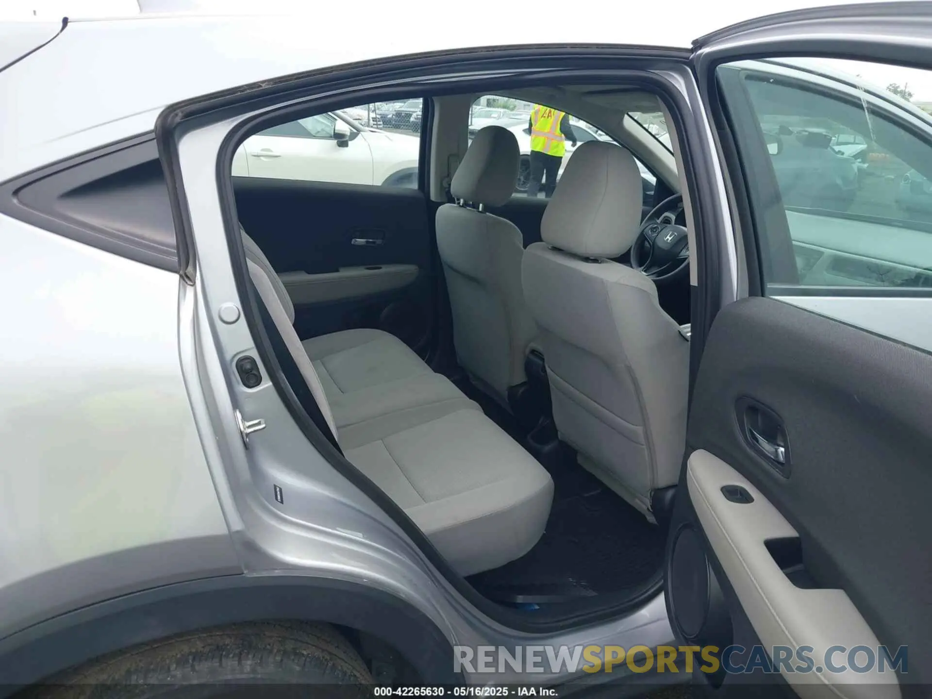 8 Photograph of a damaged car 3CZRU6H32LM725642 HONDA HR-V 2020