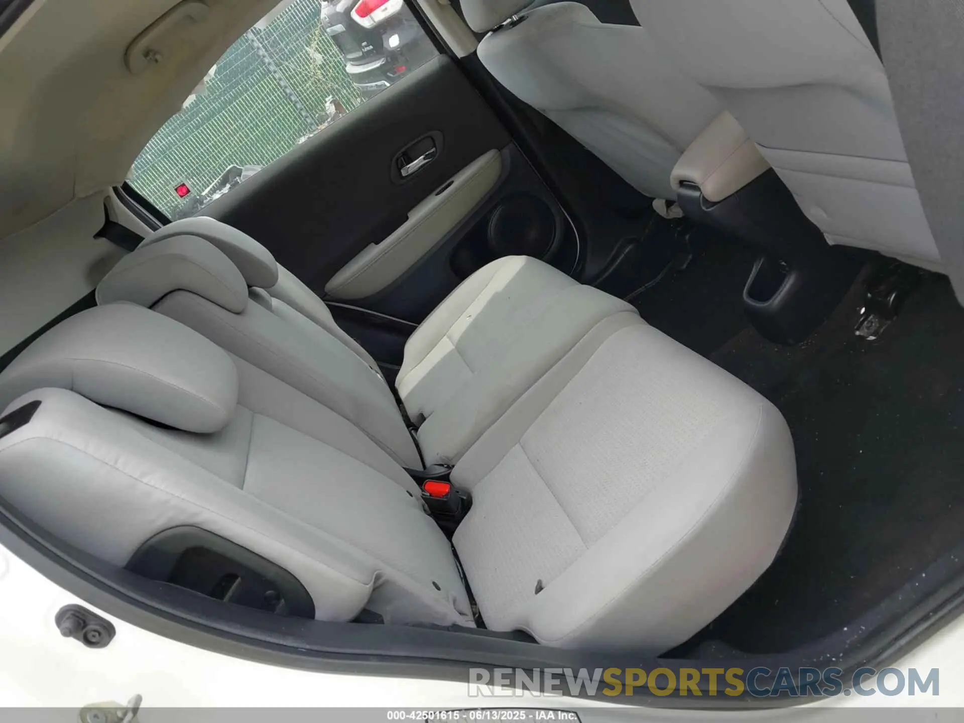 8 Photograph of a damaged car 3CZRU6H35LM713047 HONDA HR-V 2020