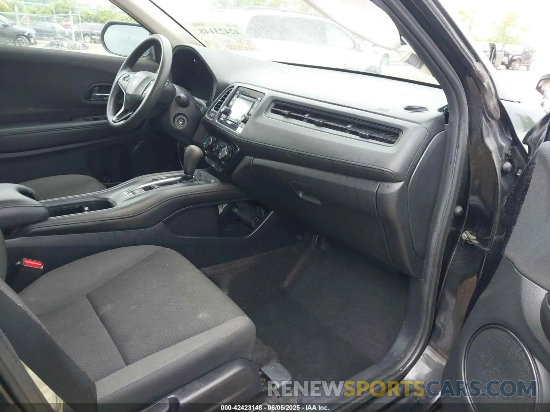 5 Photograph of a damaged car 3CZRU6H35LM728874 HONDA HR-V 2020