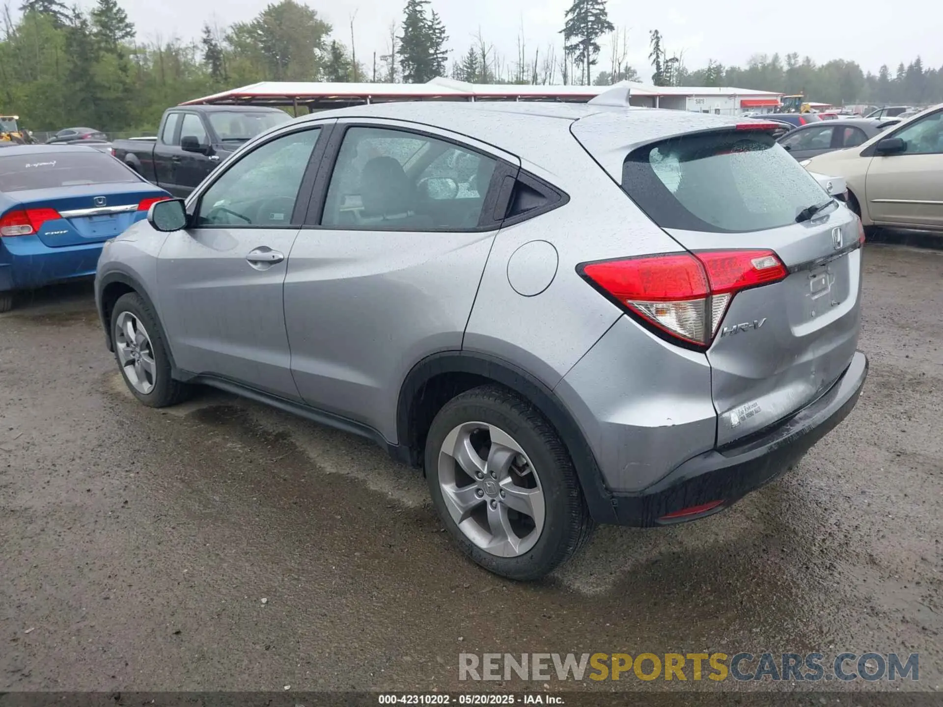 3 Photograph of a damaged car 3CZRU6H36LG700905 HONDA HR-V 2020
