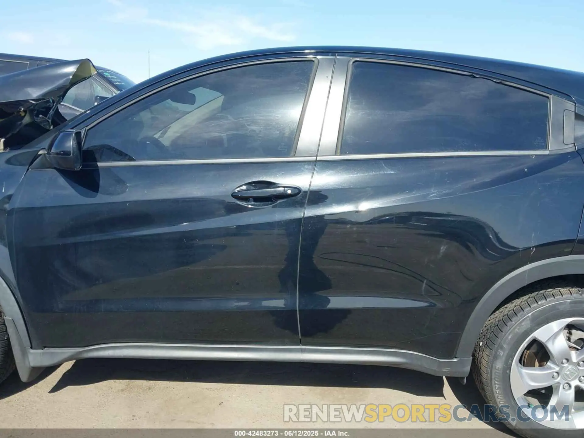 14 Photograph of a damaged car 3CZRU6H36LM717303 HONDA HR-V 2020