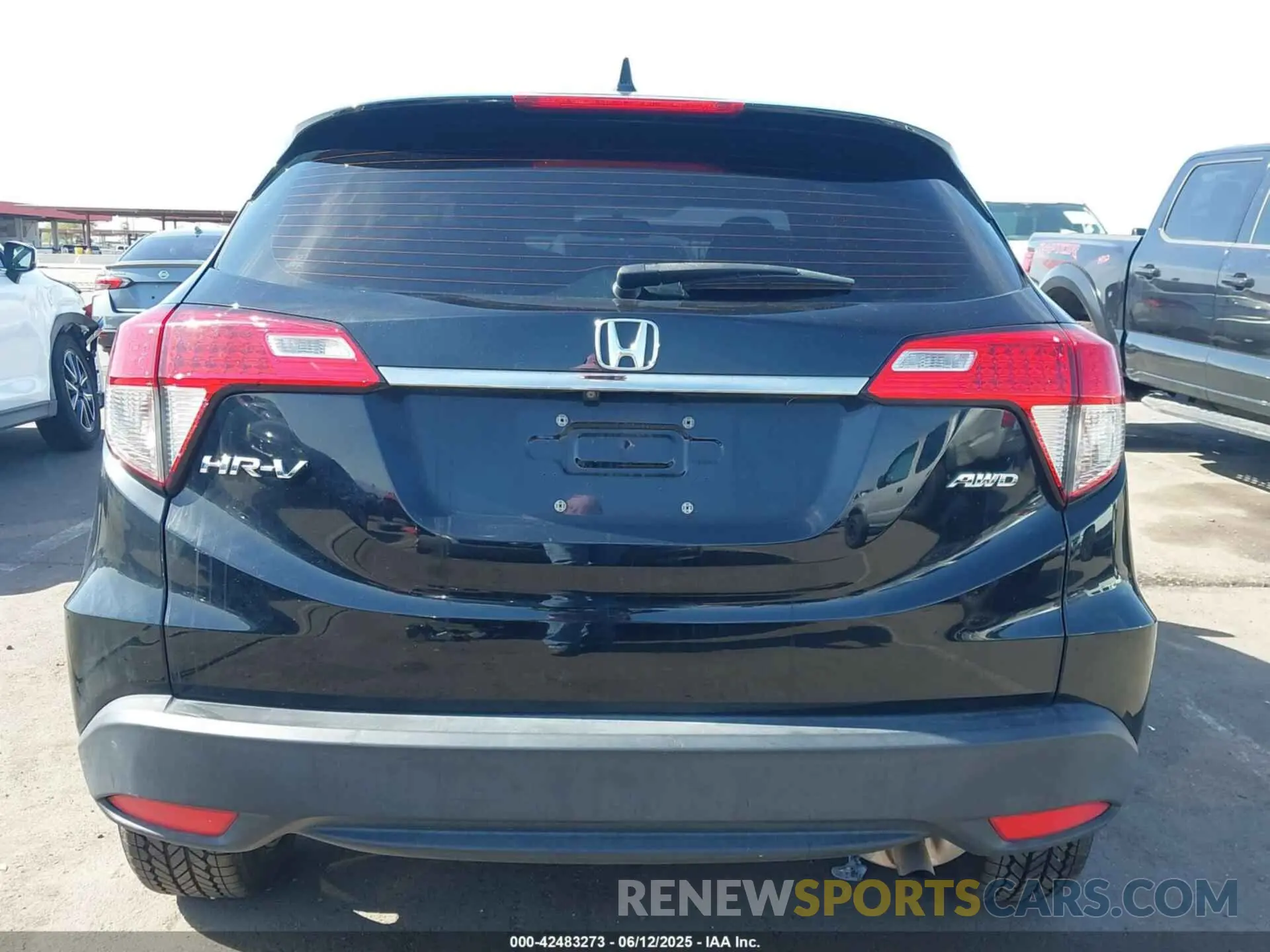 16 Photograph of a damaged car 3CZRU6H36LM717303 HONDA HR-V 2020