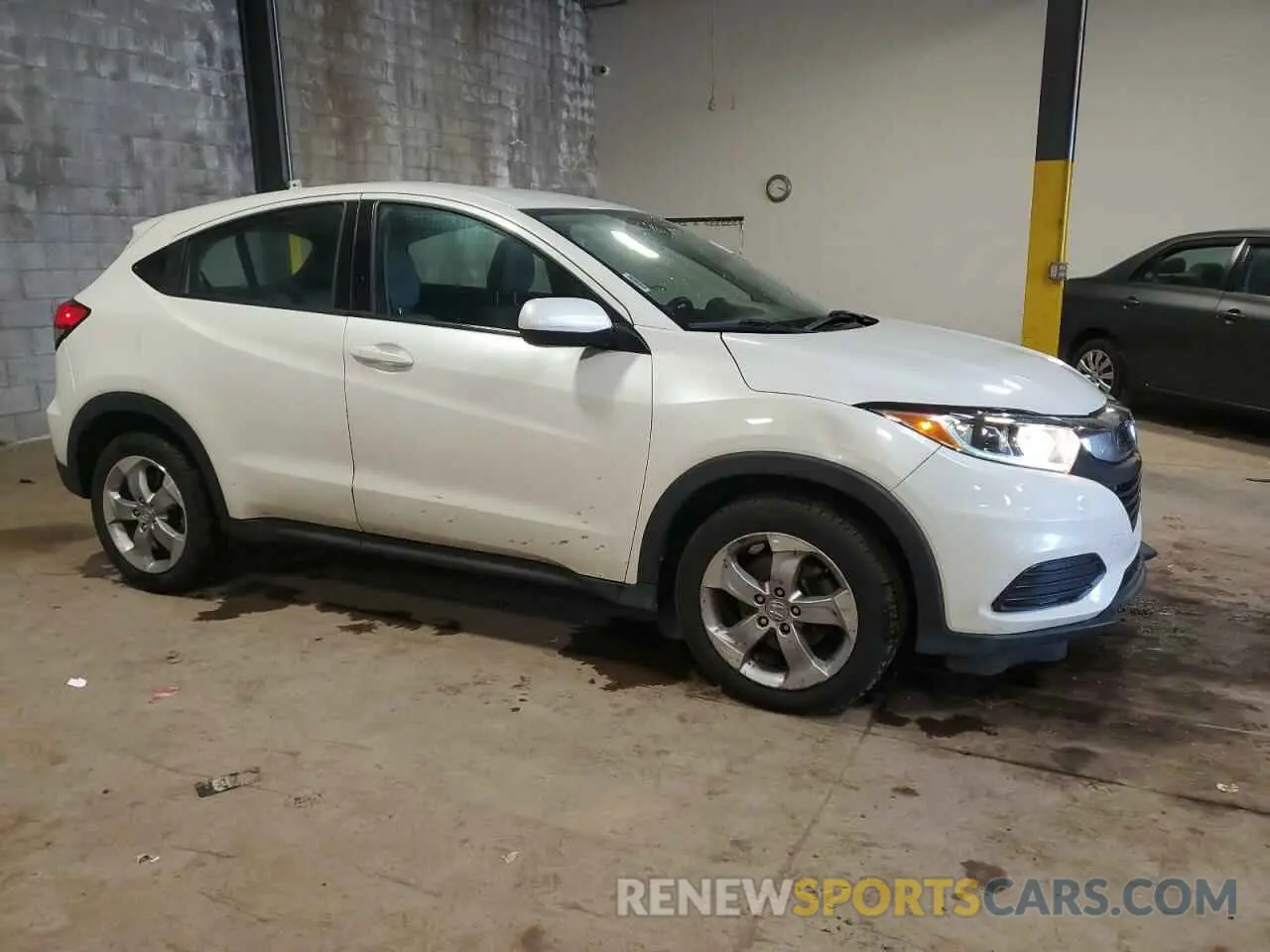 4 Photograph of a damaged car 3CZRU6H36LM723246 HONDA HR-V 2020