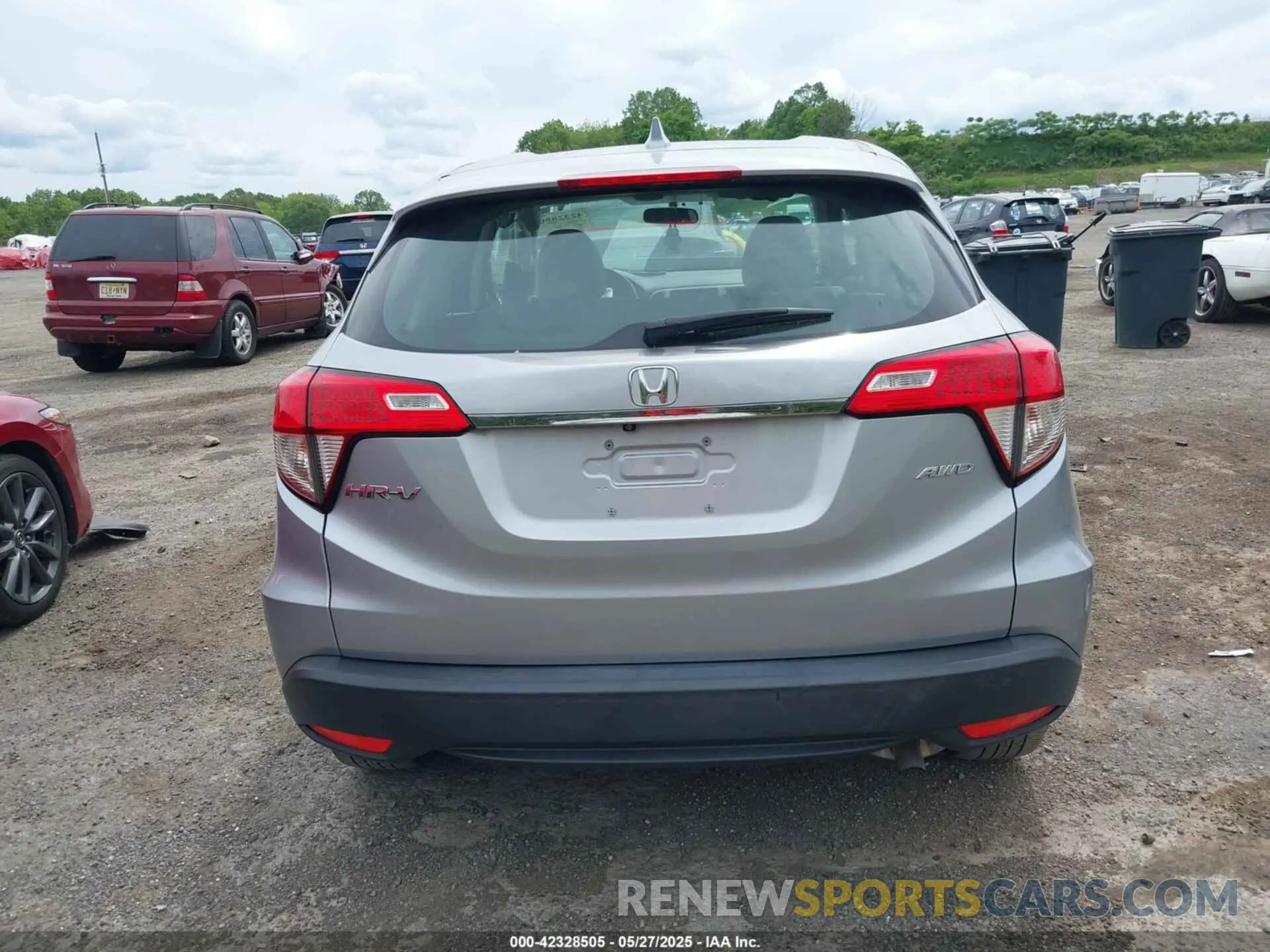 17 Photograph of a damaged car 3CZRU6H39LM723435 HONDA HR-V 2020