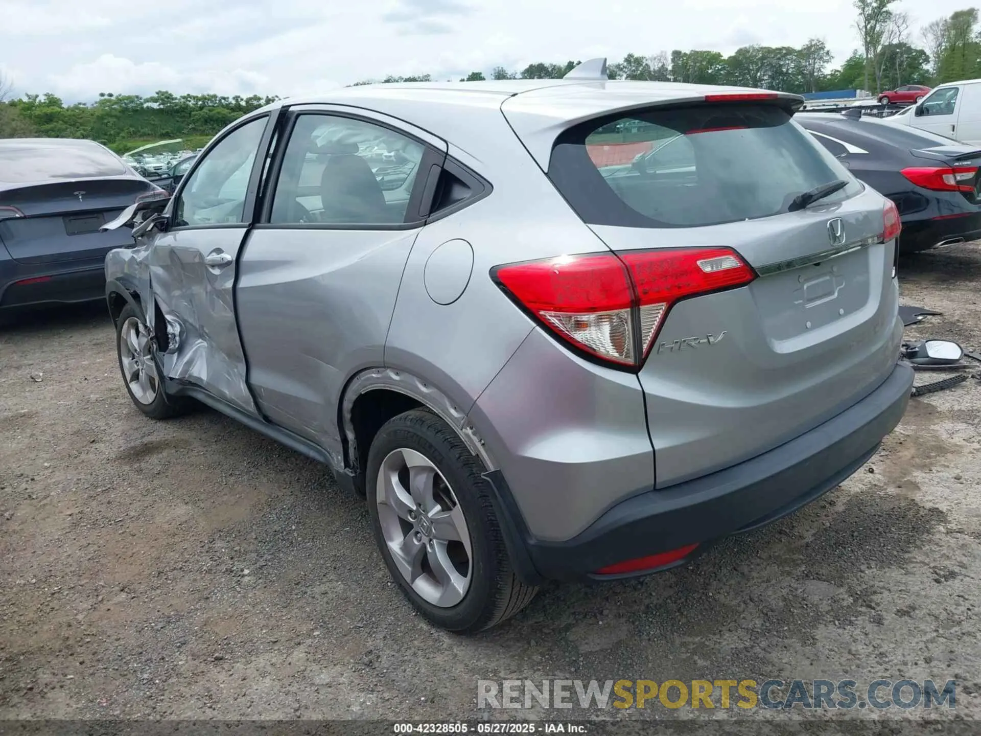 3 Photograph of a damaged car 3CZRU6H39LM723435 HONDA HR-V 2020