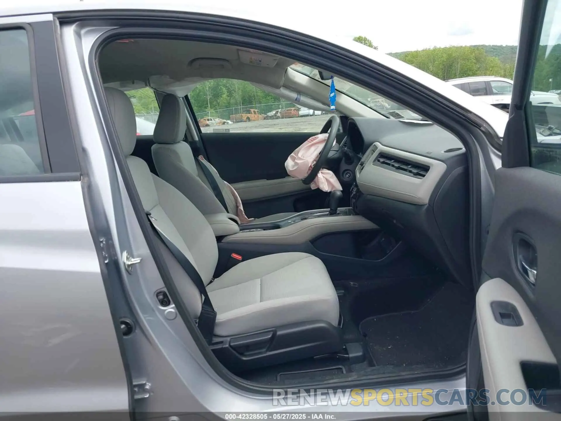 5 Photograph of a damaged car 3CZRU6H39LM723435 HONDA HR-V 2020