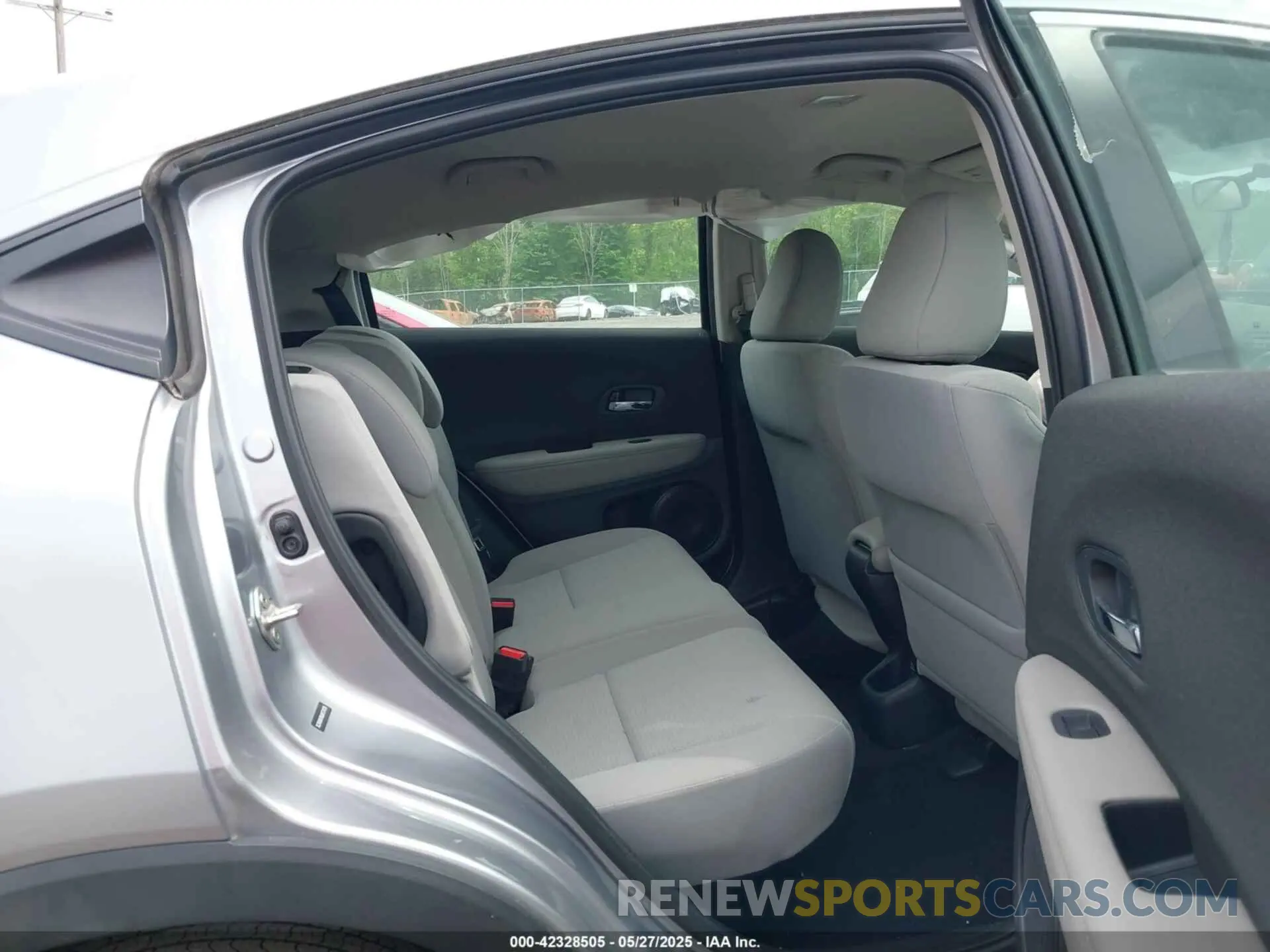 8 Photograph of a damaged car 3CZRU6H39LM723435 HONDA HR-V 2020