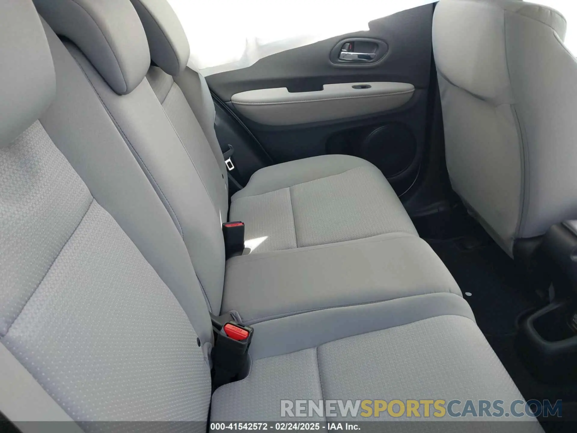 8 Photograph of a damaged car 3CZRU6H3XLM721368 HONDA HR-V 2020