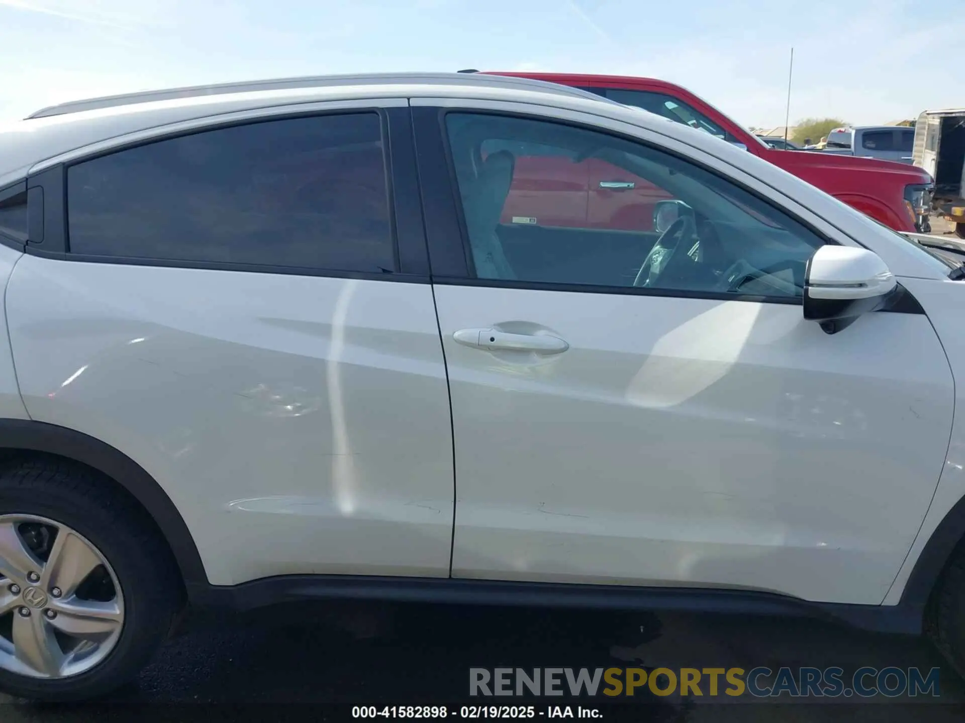 14 Photograph of a damaged car 3CZRU6H51LM721101 HONDA HR-V 2020