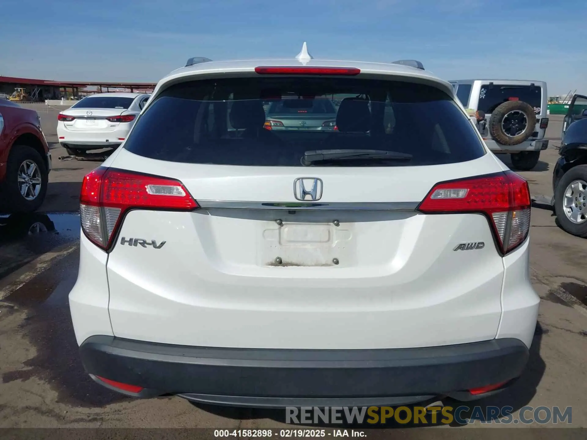 17 Photograph of a damaged car 3CZRU6H51LM721101 HONDA HR-V 2020
